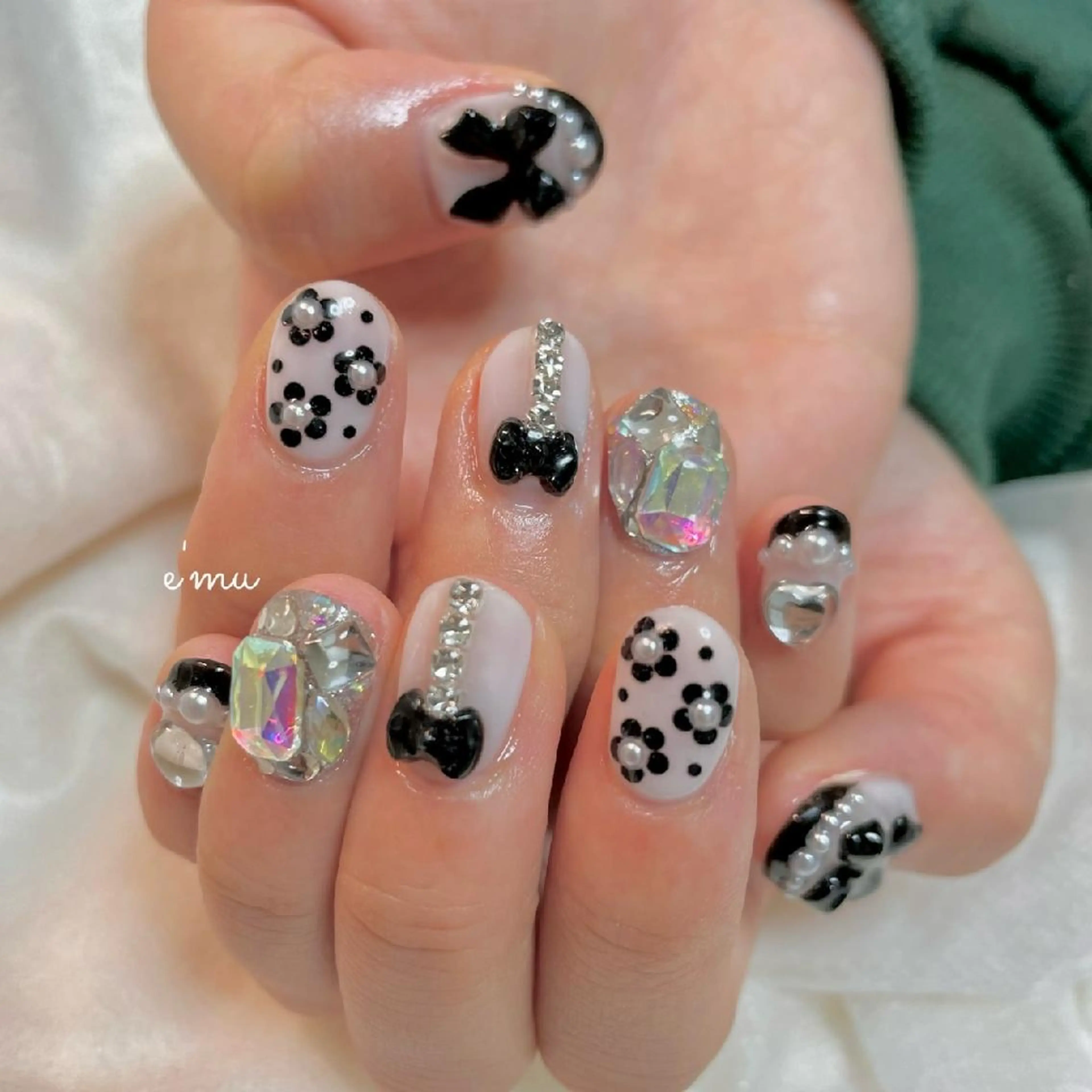 ネイル フレンチネイル ガーリー リボン nail salon e'mu💐のネイルデザイン