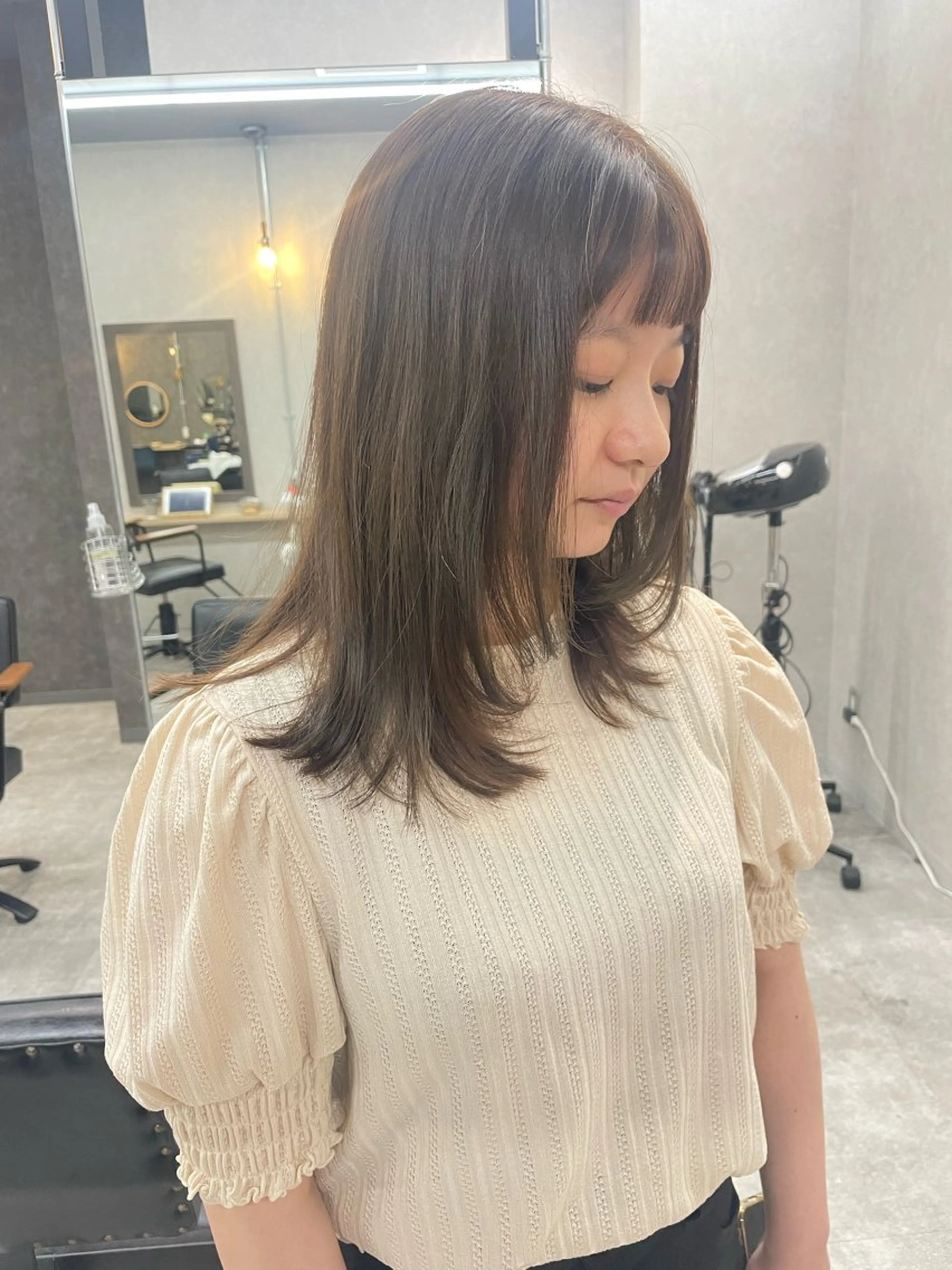 ミディアム カラー ベージュカラー オリーブベージュ レイヤーカット オン眉 いなみね はるきのヘアスタイル