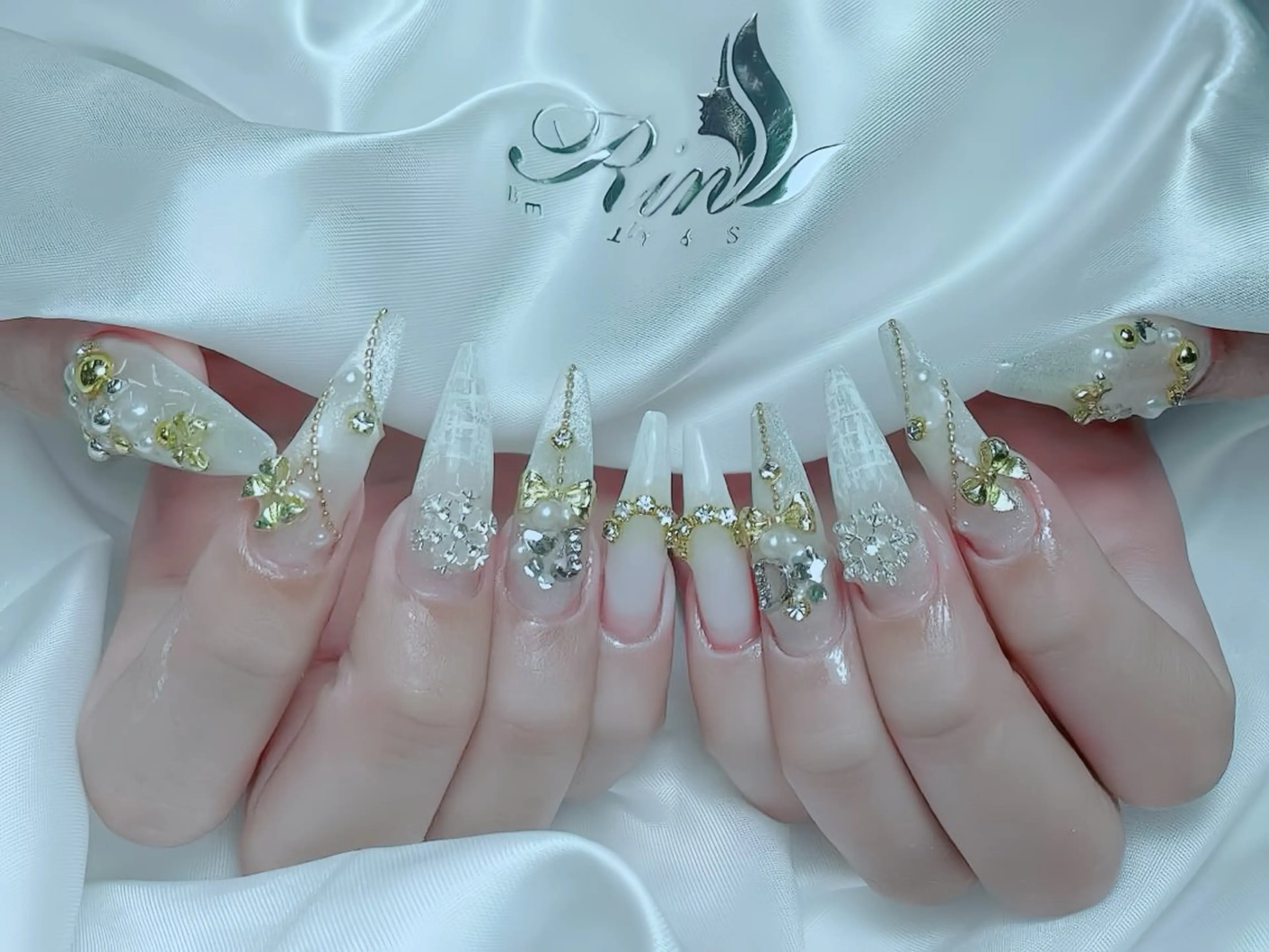 ネイル ボルドー フレンチネイル グラデーション キラキラネイル 韓国ネイル Rin Nail 新大久保店のネイルデザイン