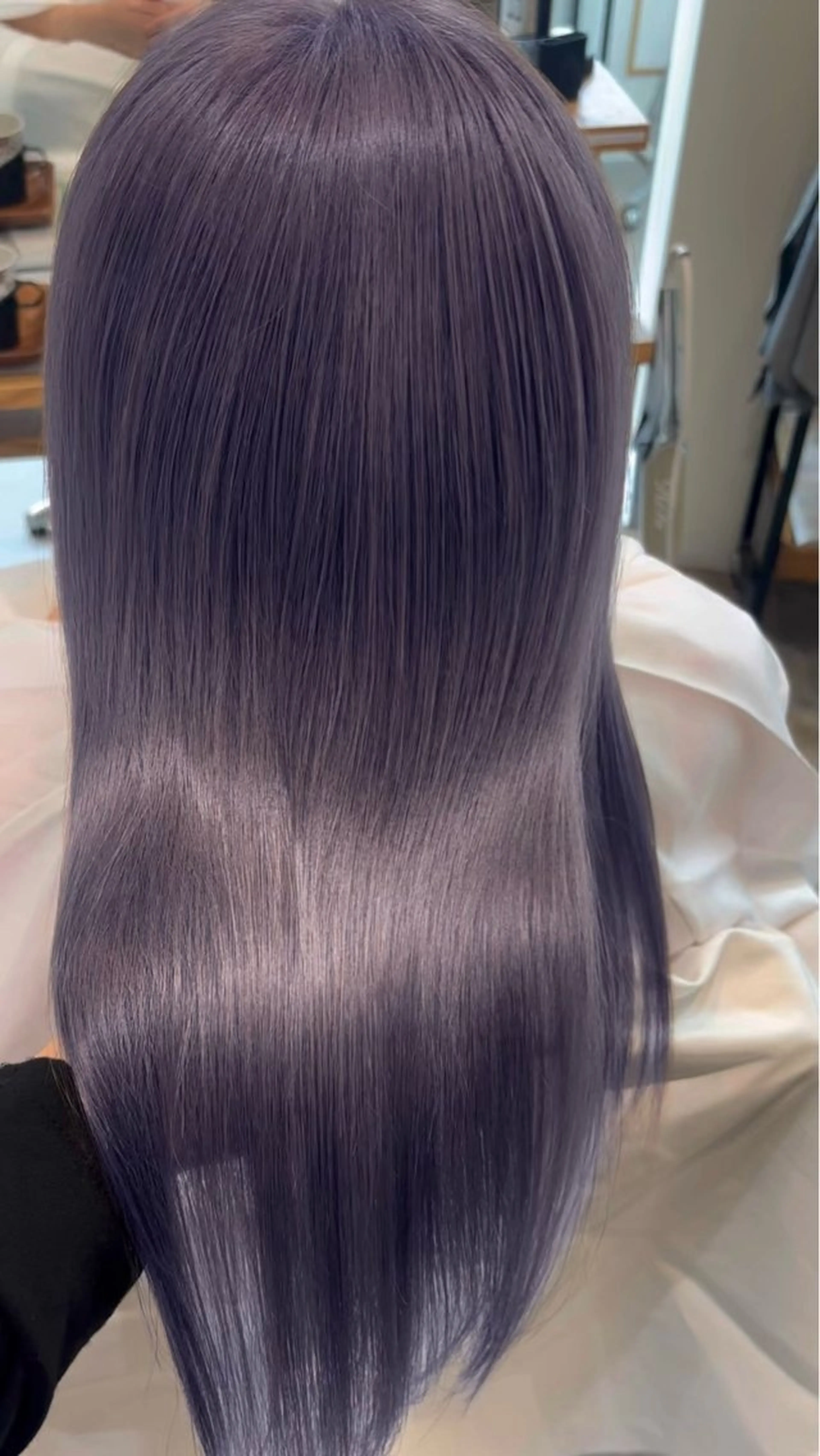 ロング カラー ベージュカラー ブリーチ ブルーカラー ブルーラベンダー ケアブリーチ ヘアカラー 肌に馴染むハイトーン /ミルクティーカラーのヘアスタイル