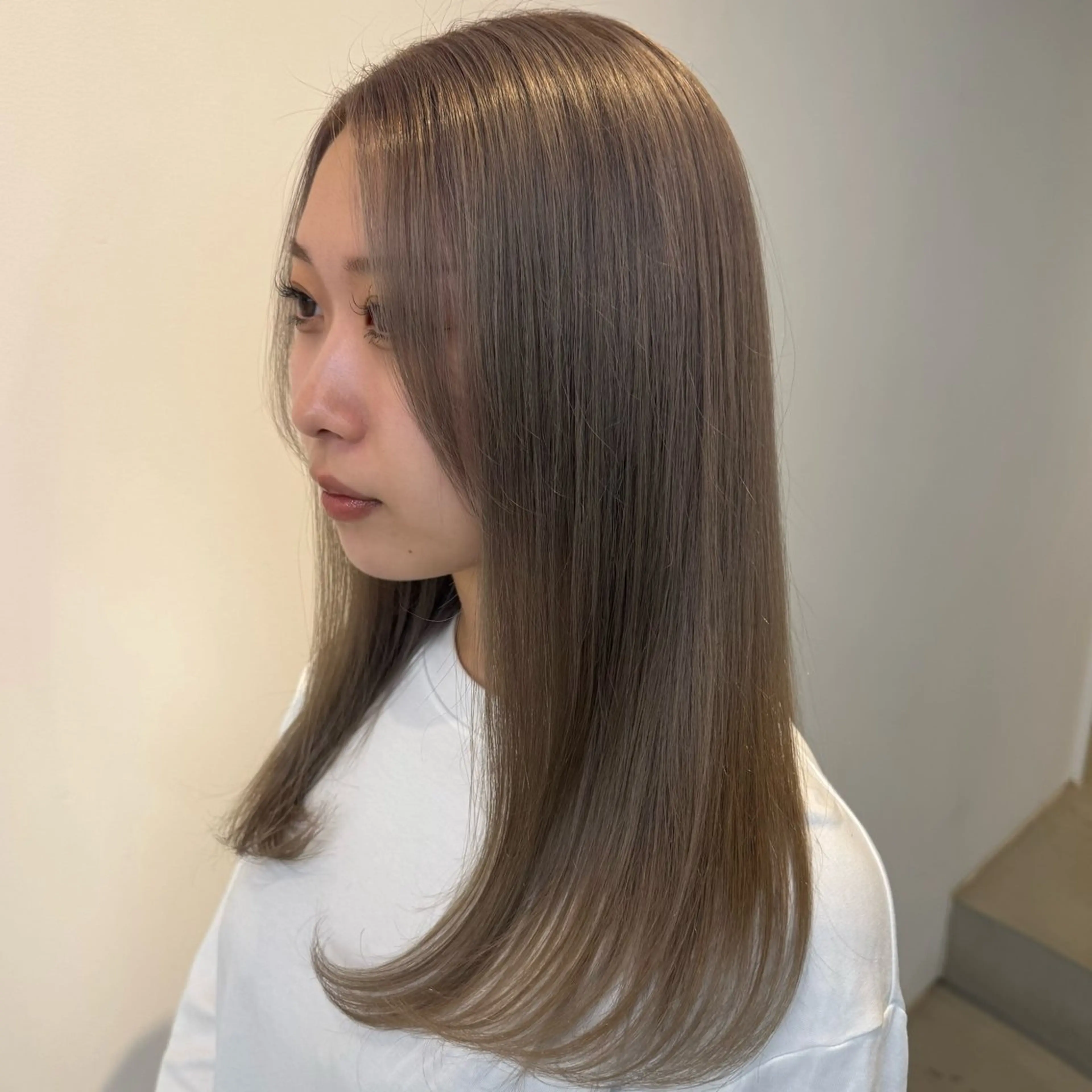 カラー ベージュカラー ミルクティーベージュ 澁谷 咲映のヘアスタイル