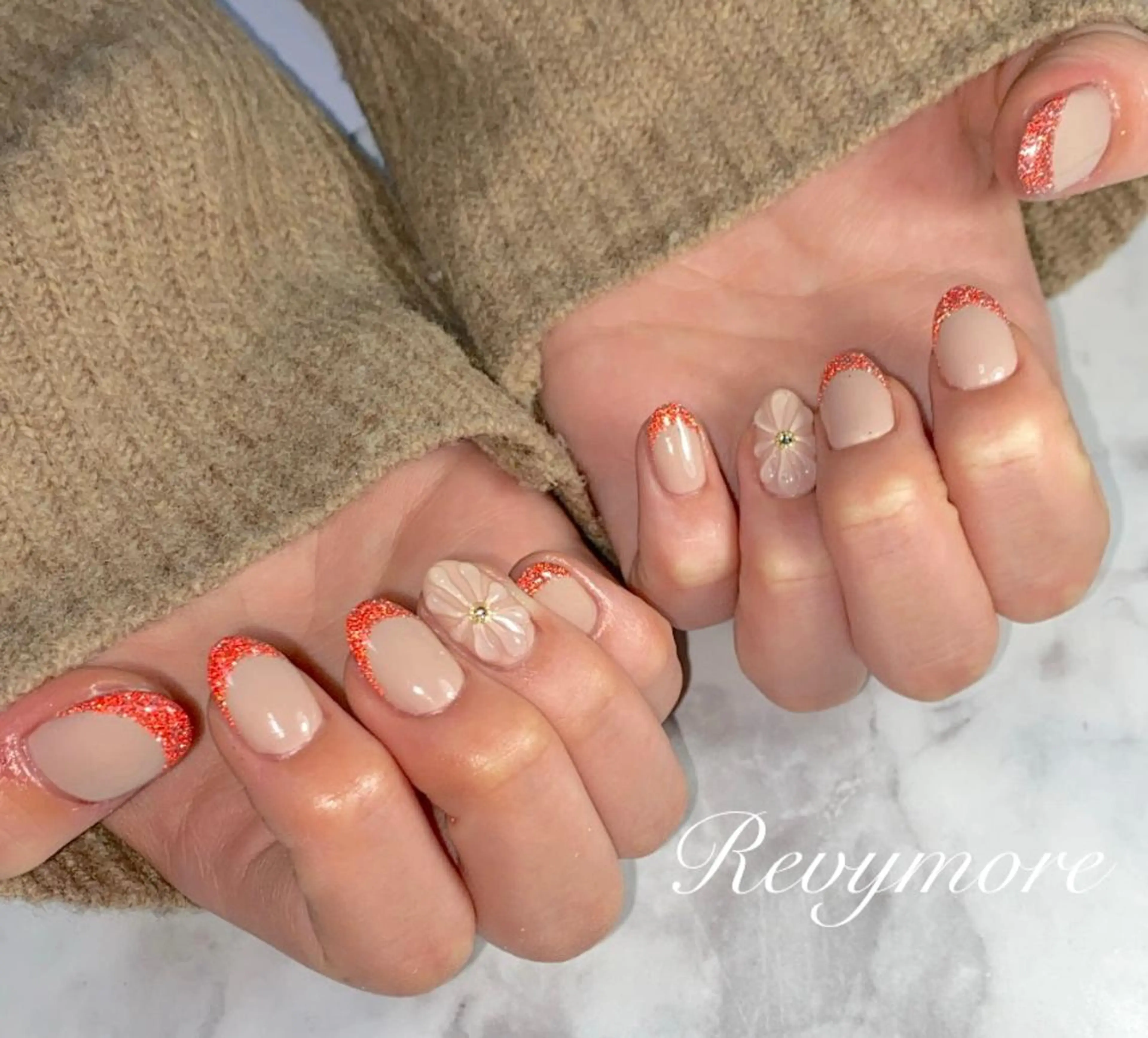 ミディアム ネイル 韓国風ヘア フラッシュネイル フラワーネイル フレンチネイル ジェルネイル nail salon Revymoreのネイルデザイン