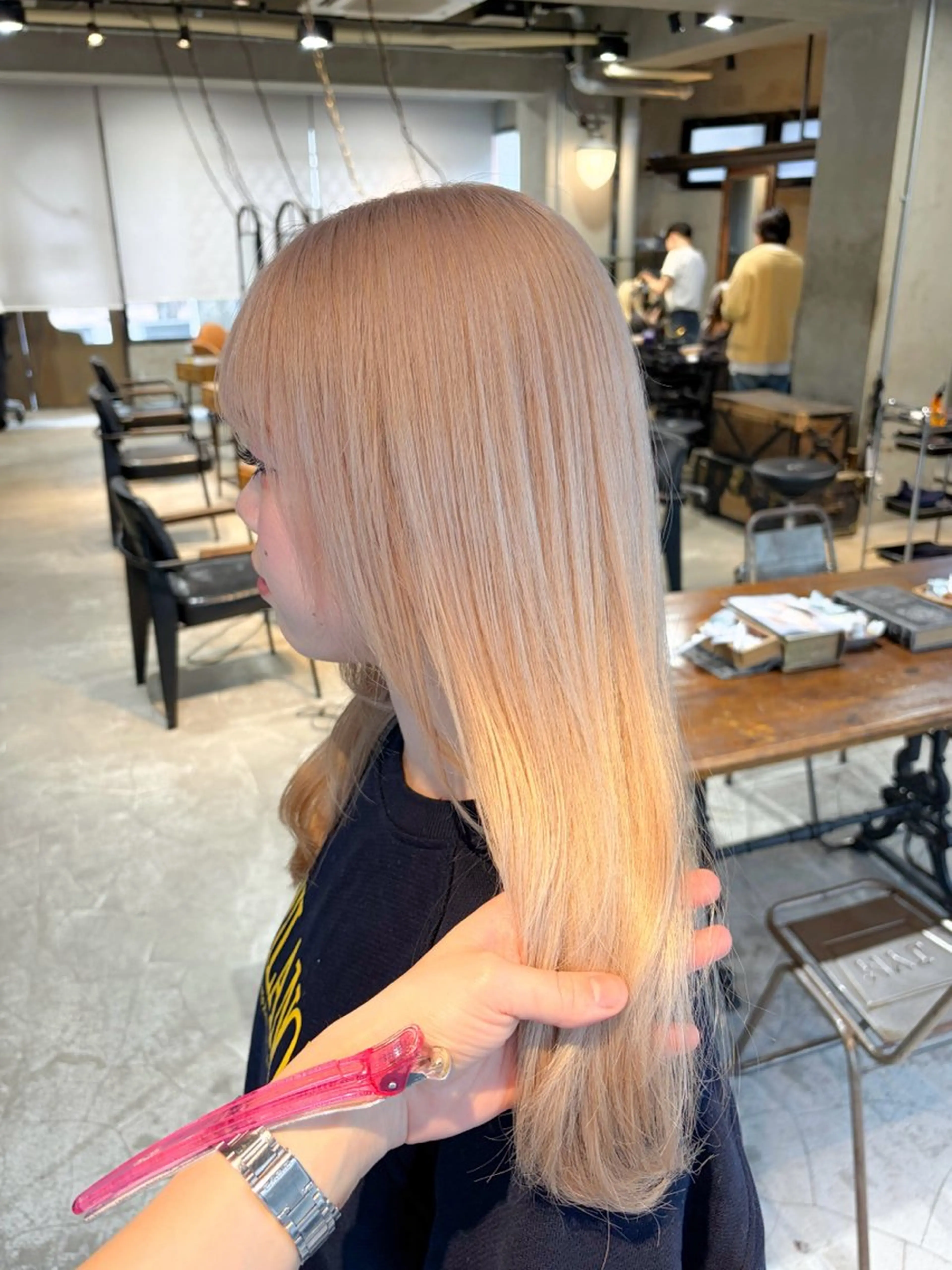 ミディアム カラー ベージュカラー ブロンド ハイトーンカラー ハイトーンベージュ ミルクティーベージュ ヘアカラー トリートメント ヘアセット 似合わせベージュ 🍯ayumi🍯のヘアスタイル