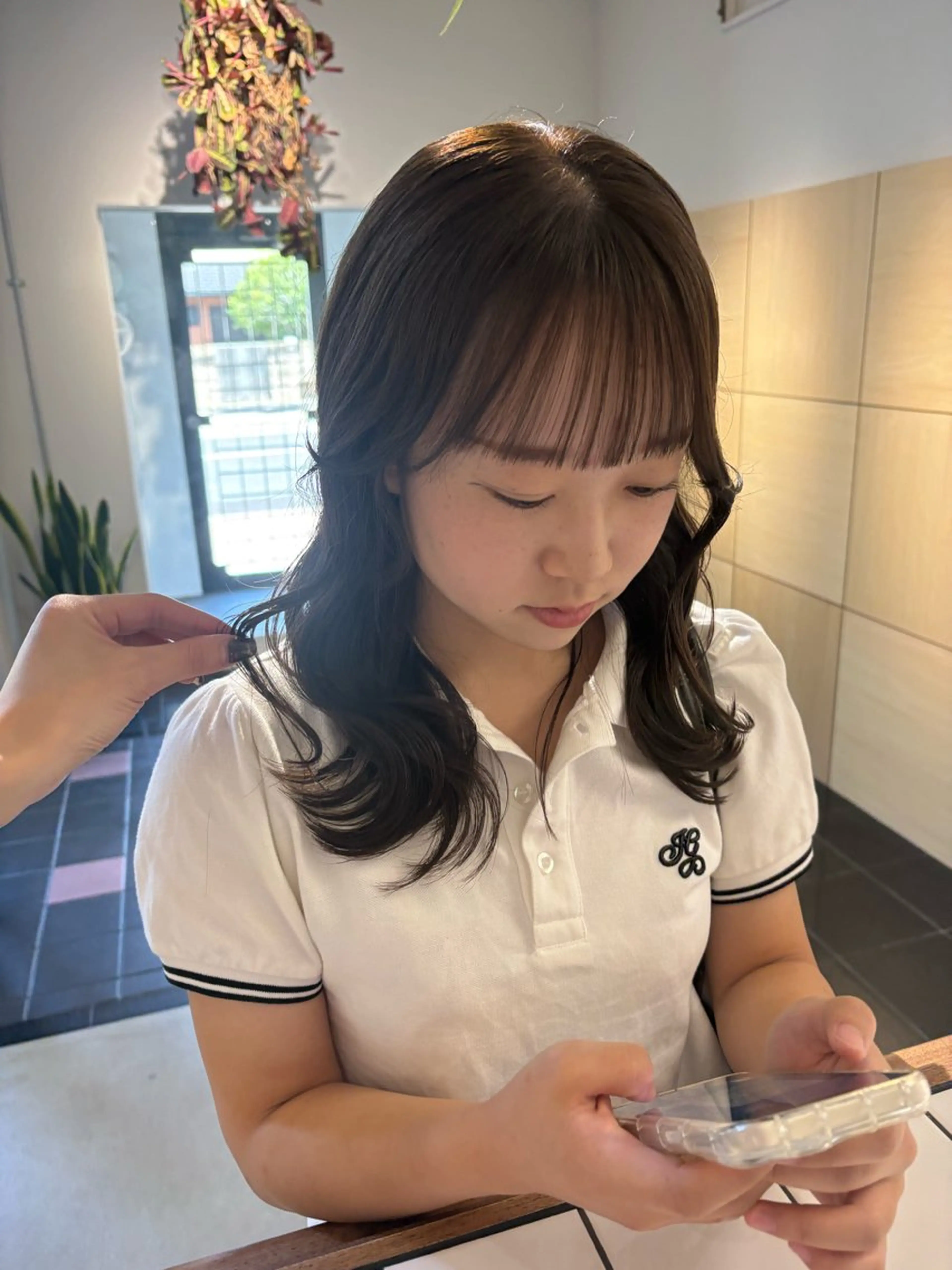 ミディアム カラー ベージュカラー オリーブベージュ カット ヘアカラー Yui⭐️ 透け感カラーのヘアスタイル
