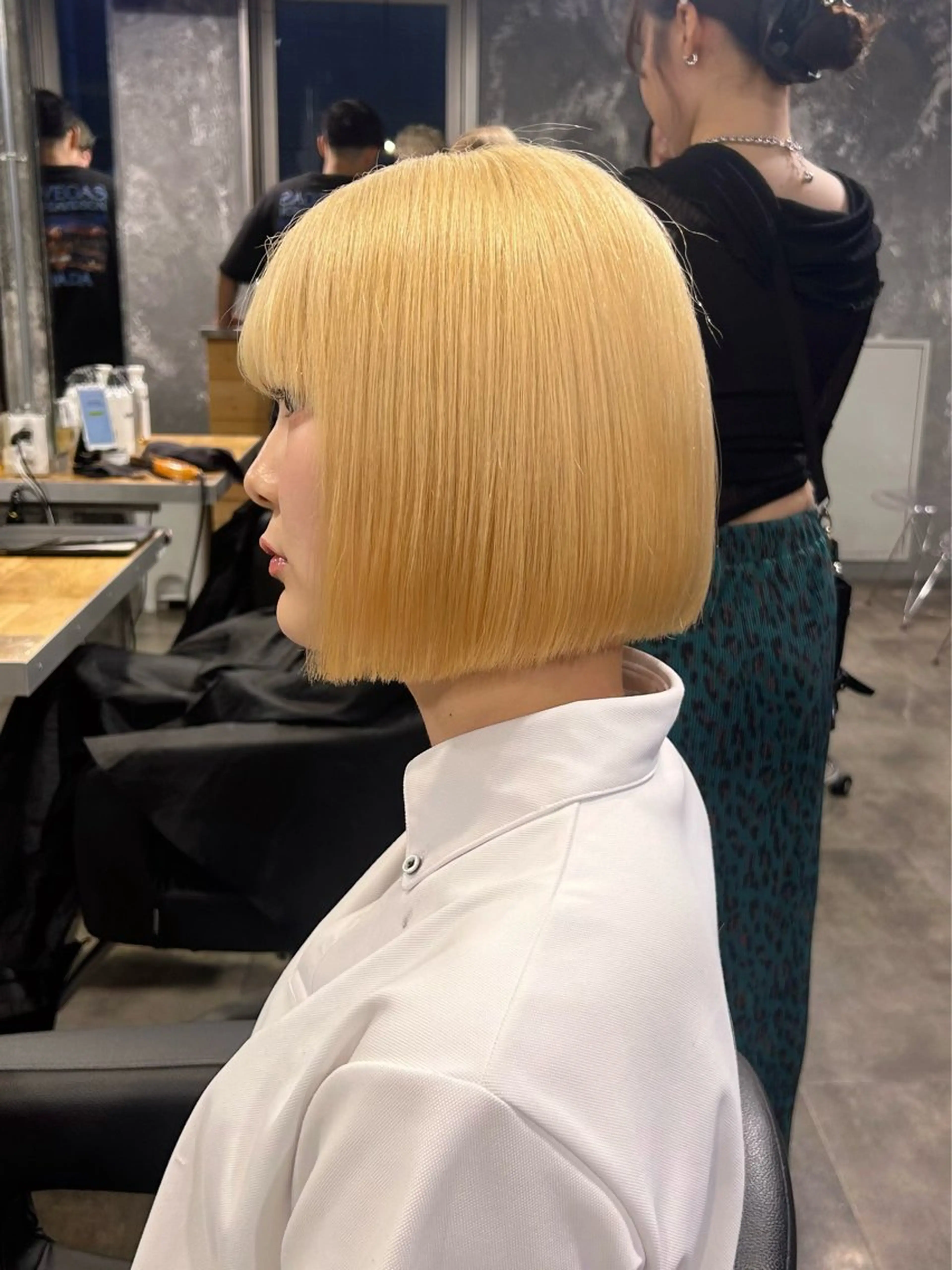 ミディアム カラー 切りっぱなしボブ ブロンド ハイトーンカラー ボブ 韓国風ヘア カット ヘアカラー トリートメント 【縮毛矯正ブリーチ】 MANATO🌈のヘアスタイル