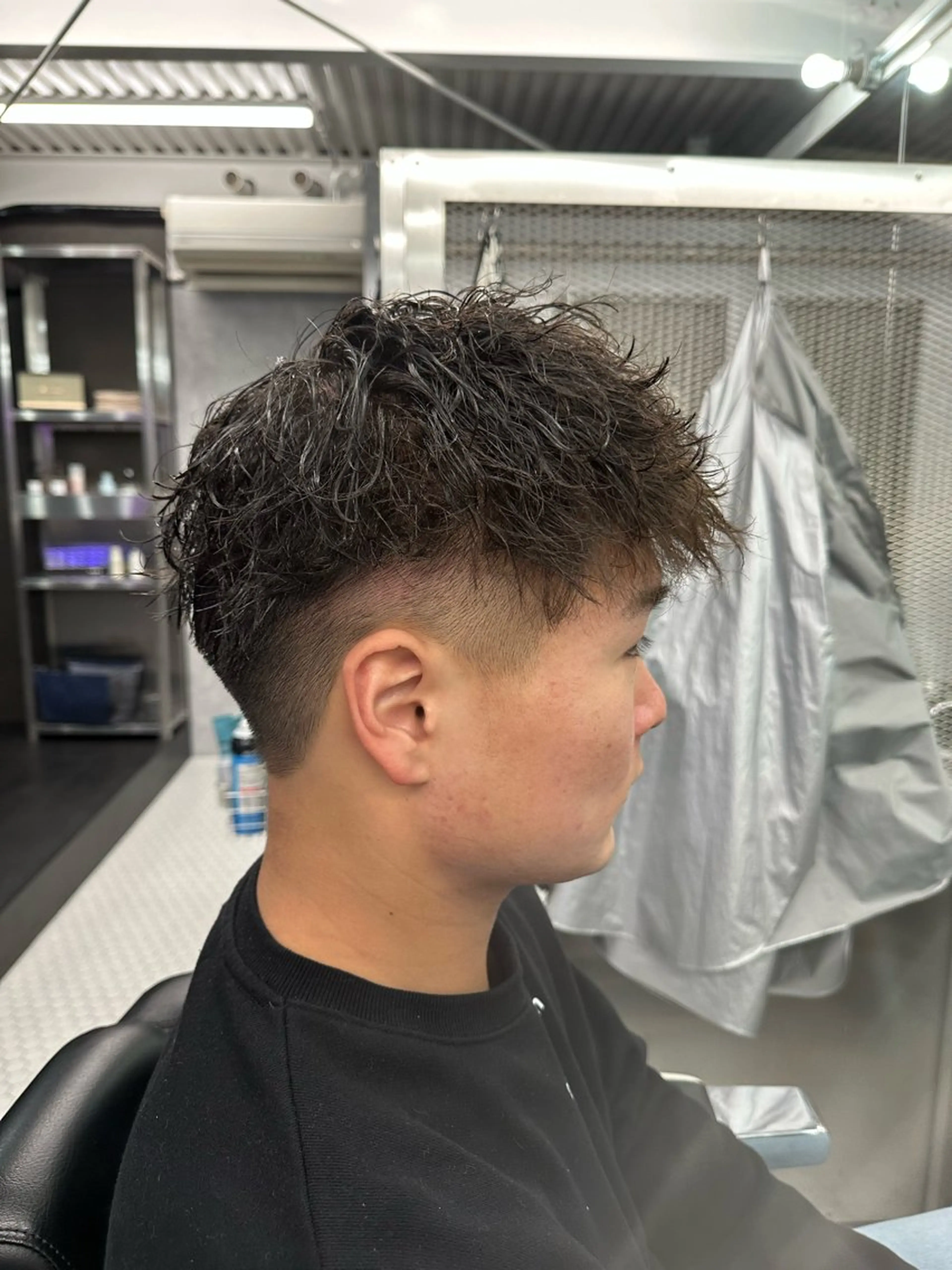 ミディアム パーマ メンズ ミディアムパーマ メンズバレイヤージュ メンズブリーチ ビジネス センターパート カット パーマ メンズ専門美容室 /久徳大輝のヘアスタイル