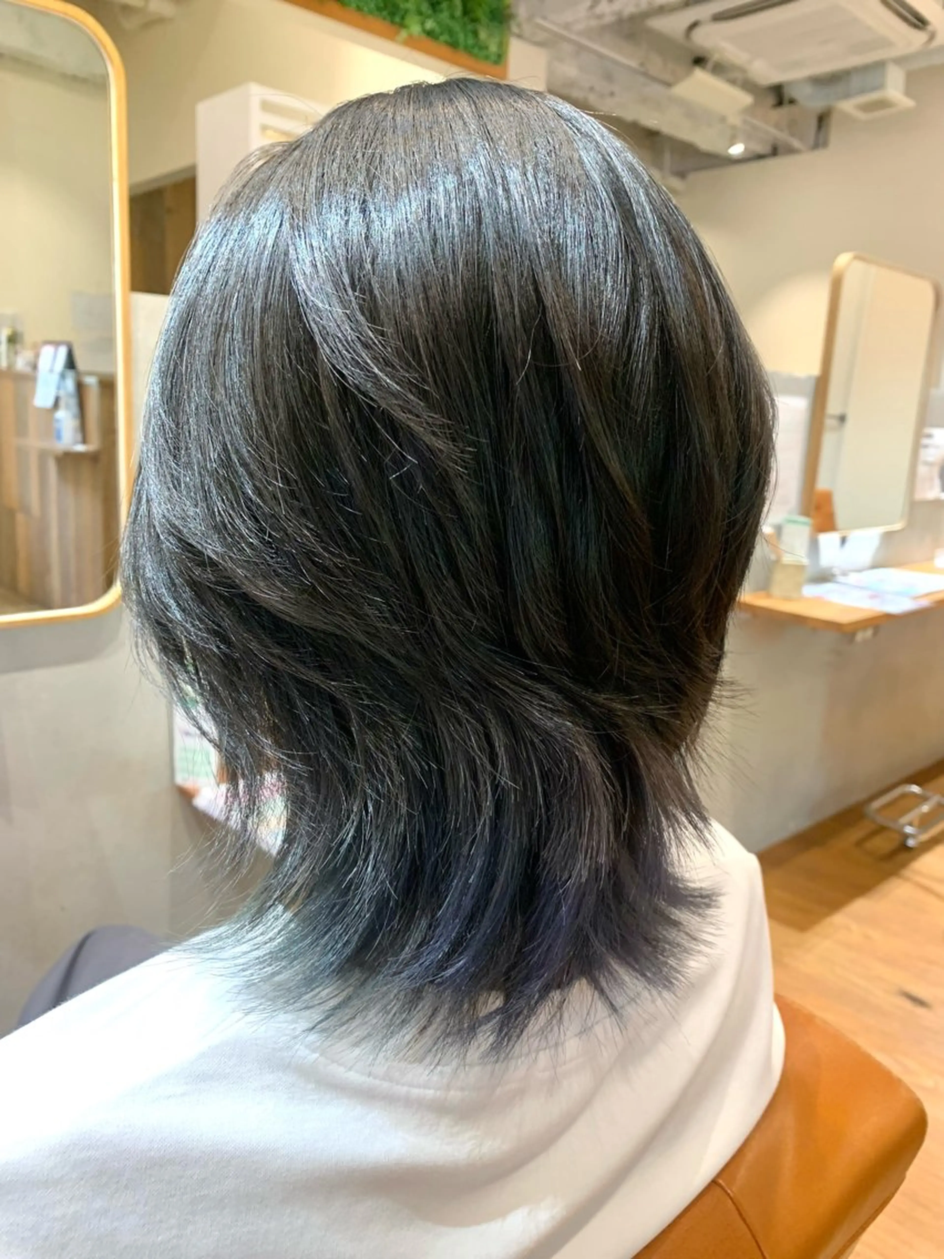 セミロング カット 秋野 遥のヘアスタイル