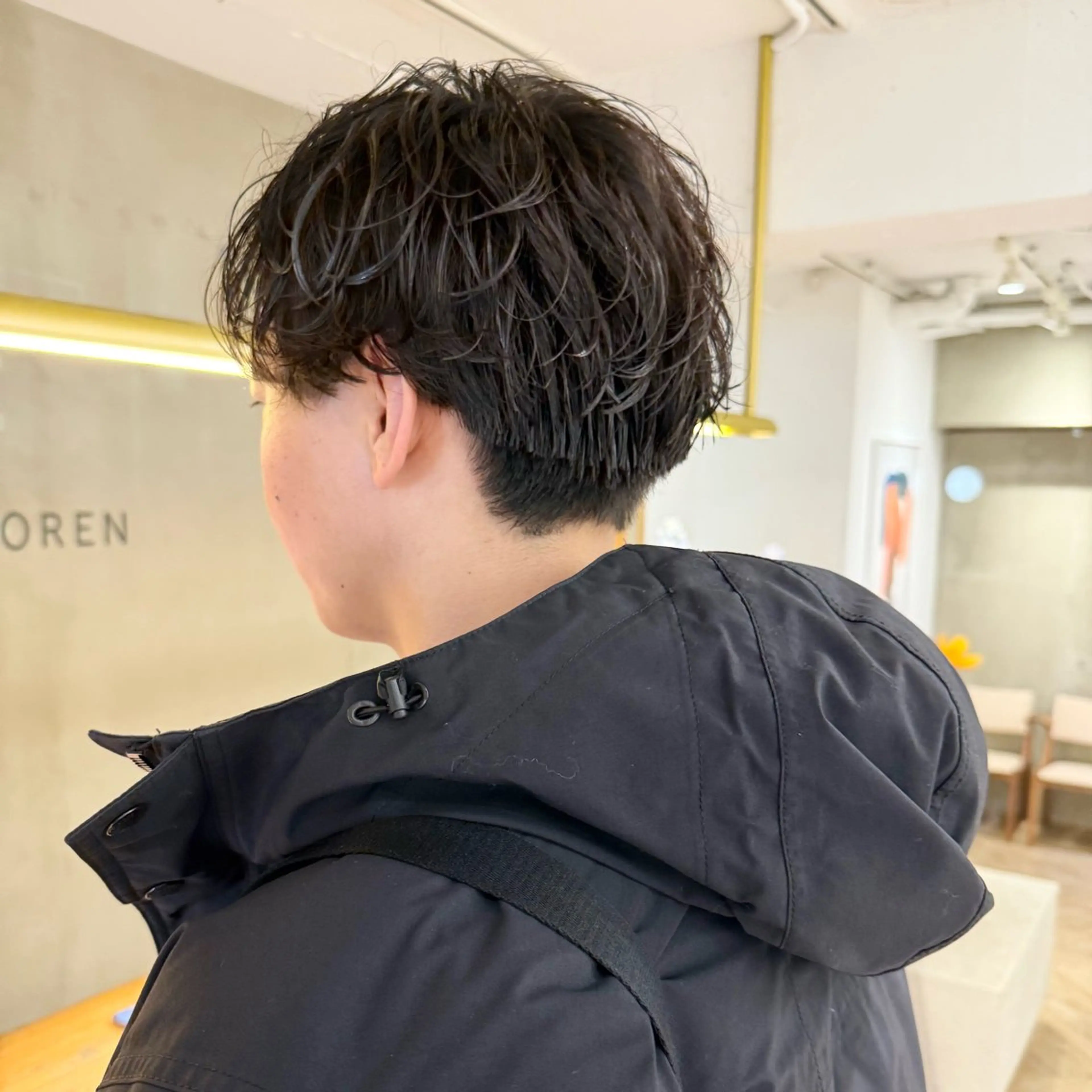 ミディアム メンズ ミディアムパーマ センターパート ダウンパーマ フェザーパーマ メンズパーマ カット パーマ センターパート 田形清流のヘアスタイル