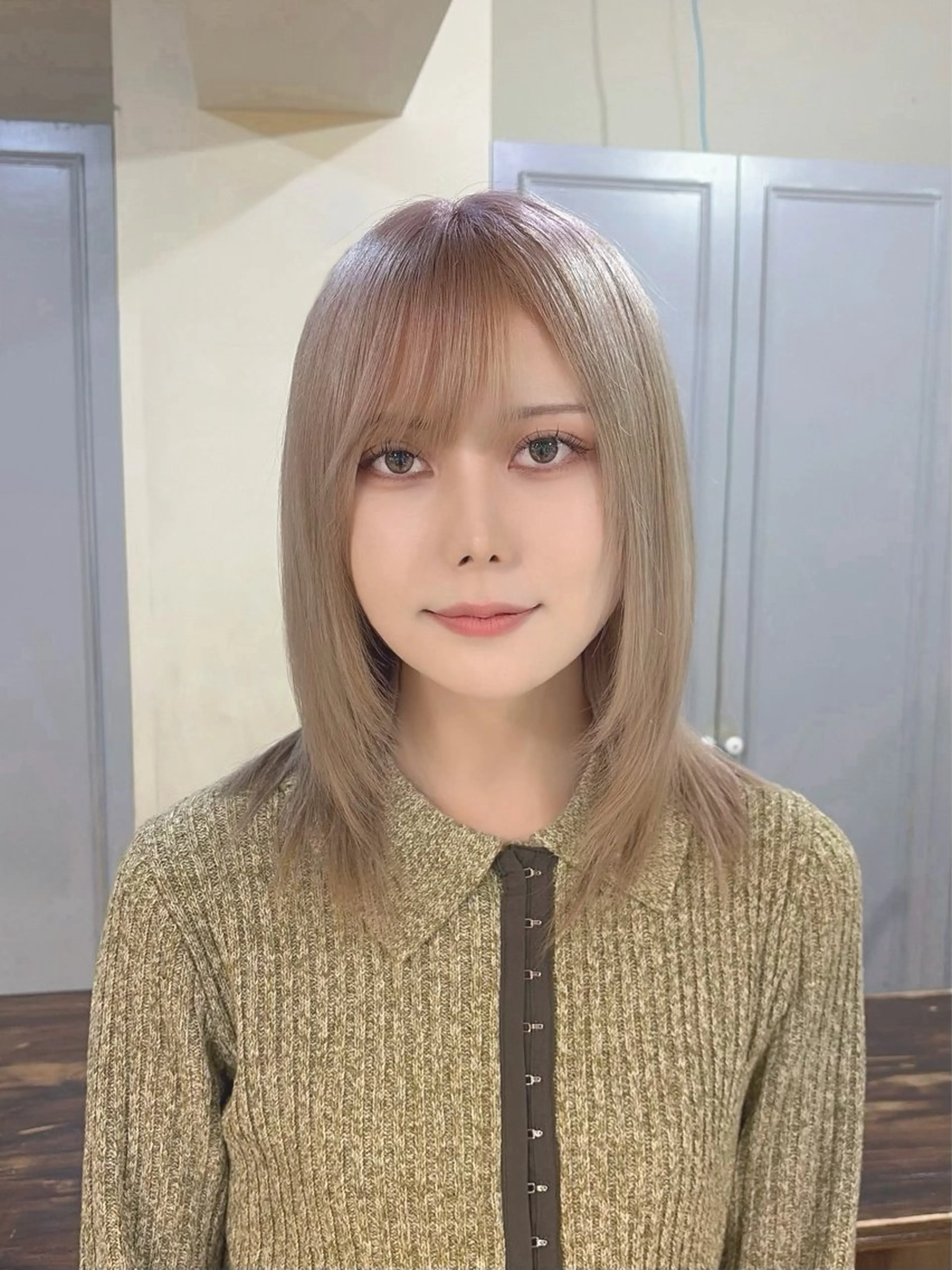 ミディアム カラー ベージュカラー ブリーチ ケアブリーチ ホワイトベージュ カット ヘアカラー 盛れるレイヤー× ウルフMari🪽のヘアスタイル