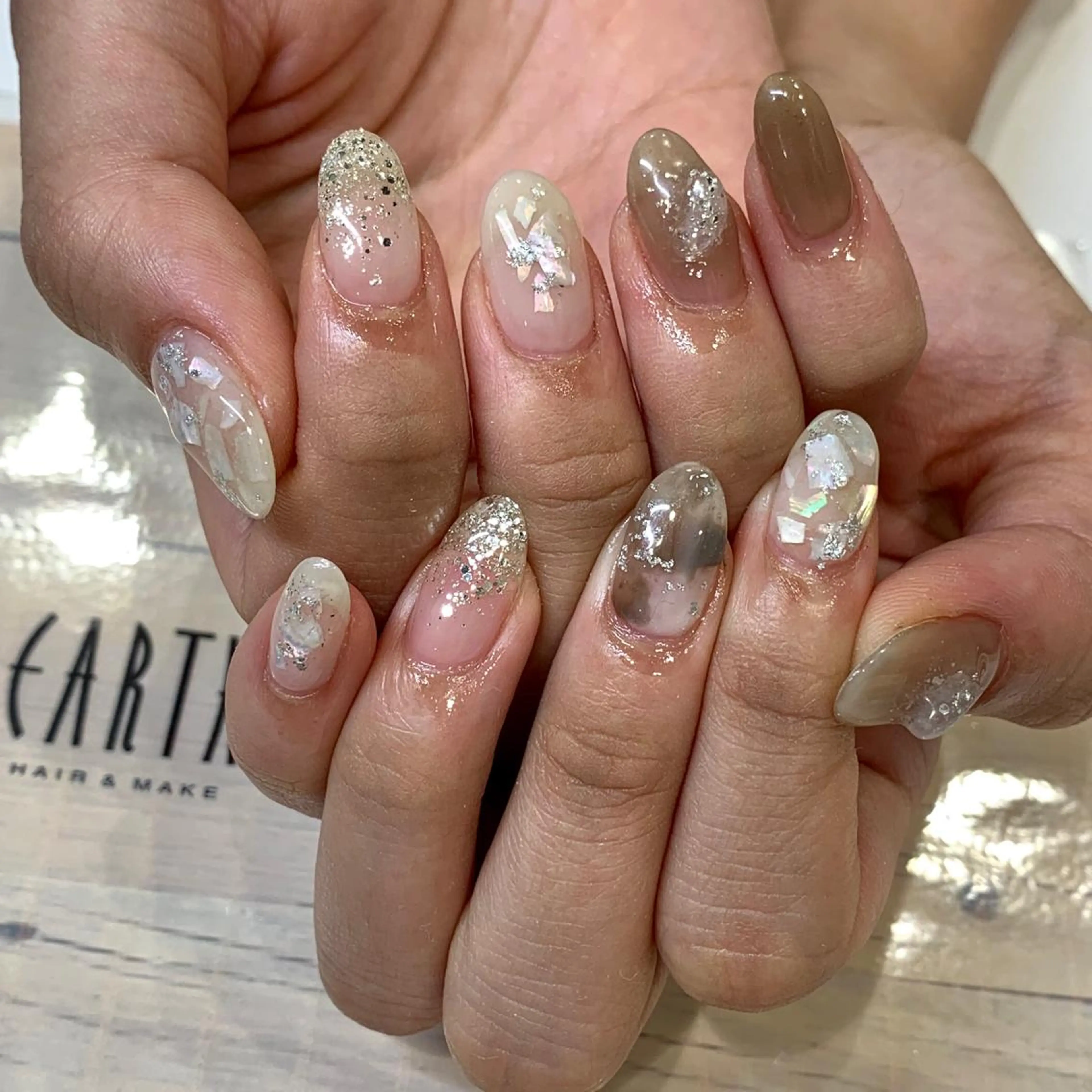 ネイル ブラウン キラキラネイル ニュアンスネイル ホワイト ハンドネイル 佐藤 まりえのネイルデザイン