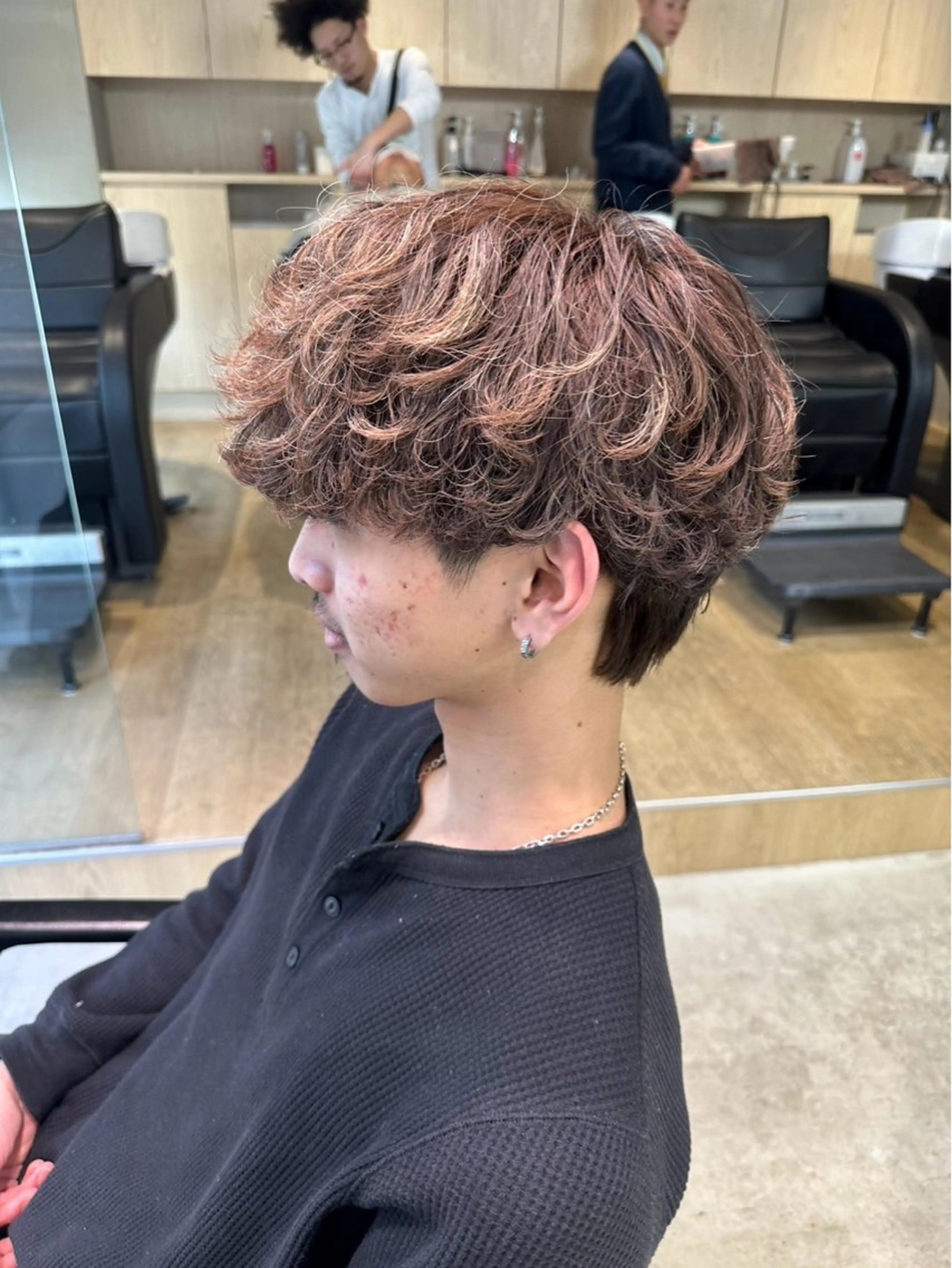 カラー パーマ メンズ フェザーパーマ メンズパーマ プードルパーマ メンズツイストパーマ ツイストスパイラルパーマ 夏果⭐︎fifth 天神 海外風パーマのヘアスタイル