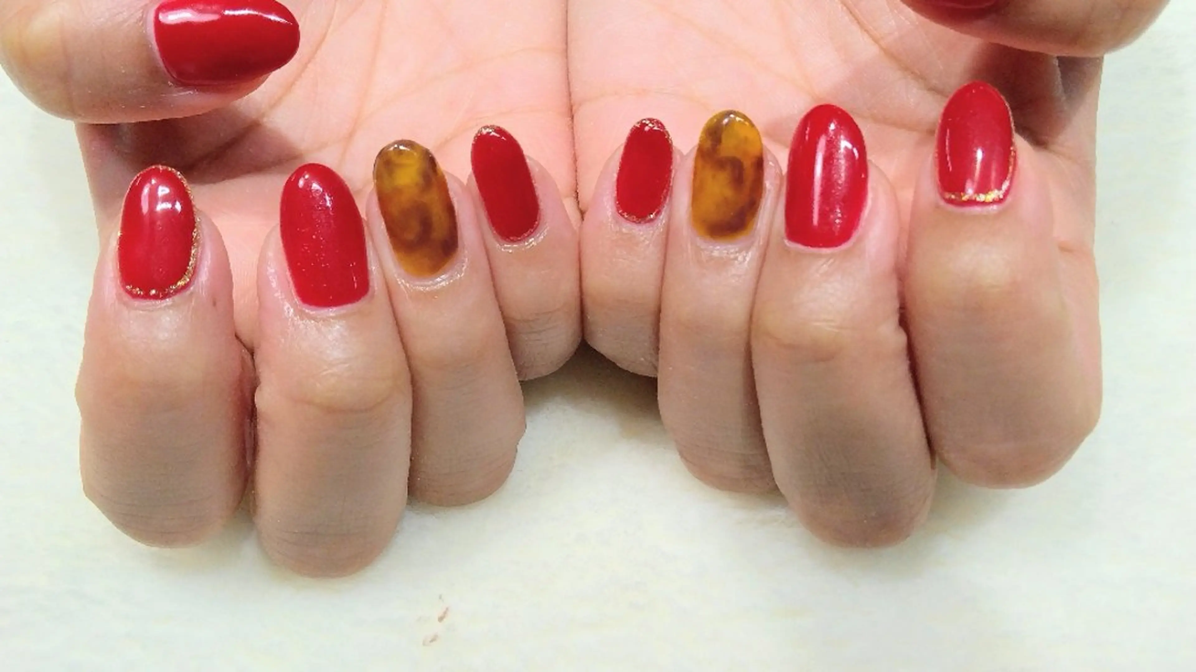 ネイル べっ甲ネイル ゴールド ワンカラーネイル 赤色 ARTEMIS SAITOのネイルデザイン