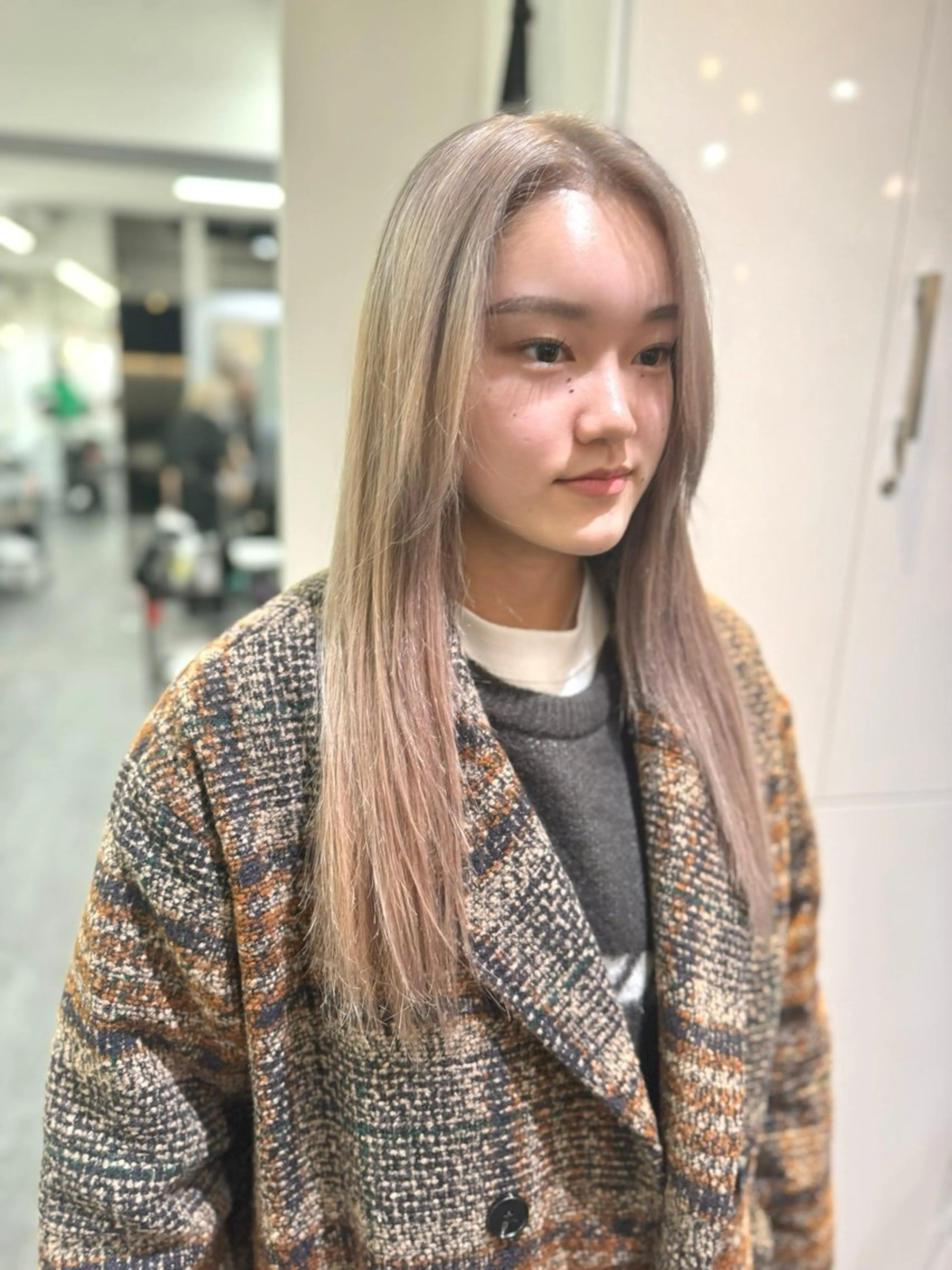 ロング 赤み無し柔らかカラー 【梅田】madokaのヘアスタイル