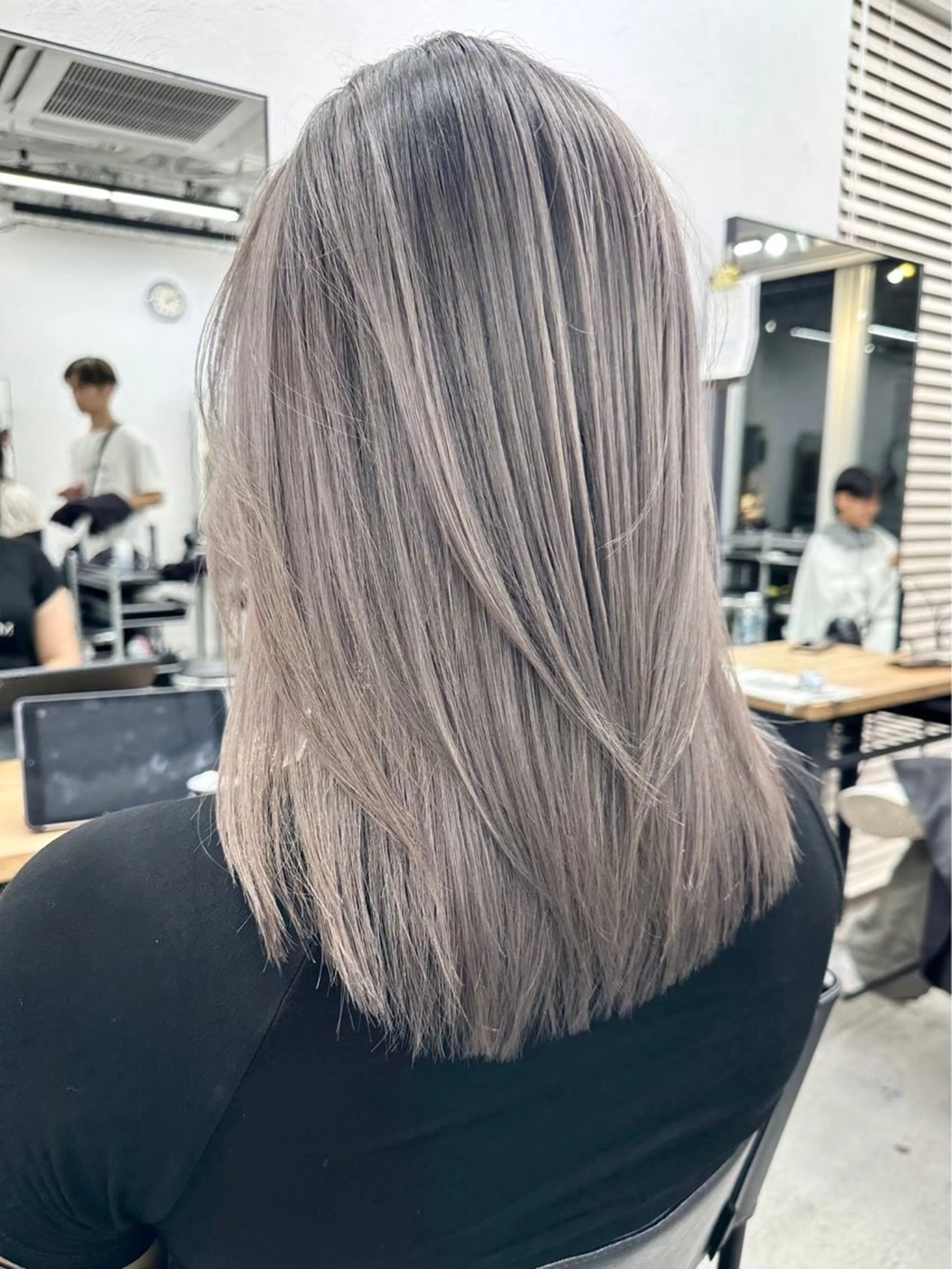 セミロング カラー バレイヤージュ ベージュカラー ホワイトベージュ レイヤーカット トリートメント カット ヘアカラー トリートメント RYOSUKE ハイトーンのヘアスタイル