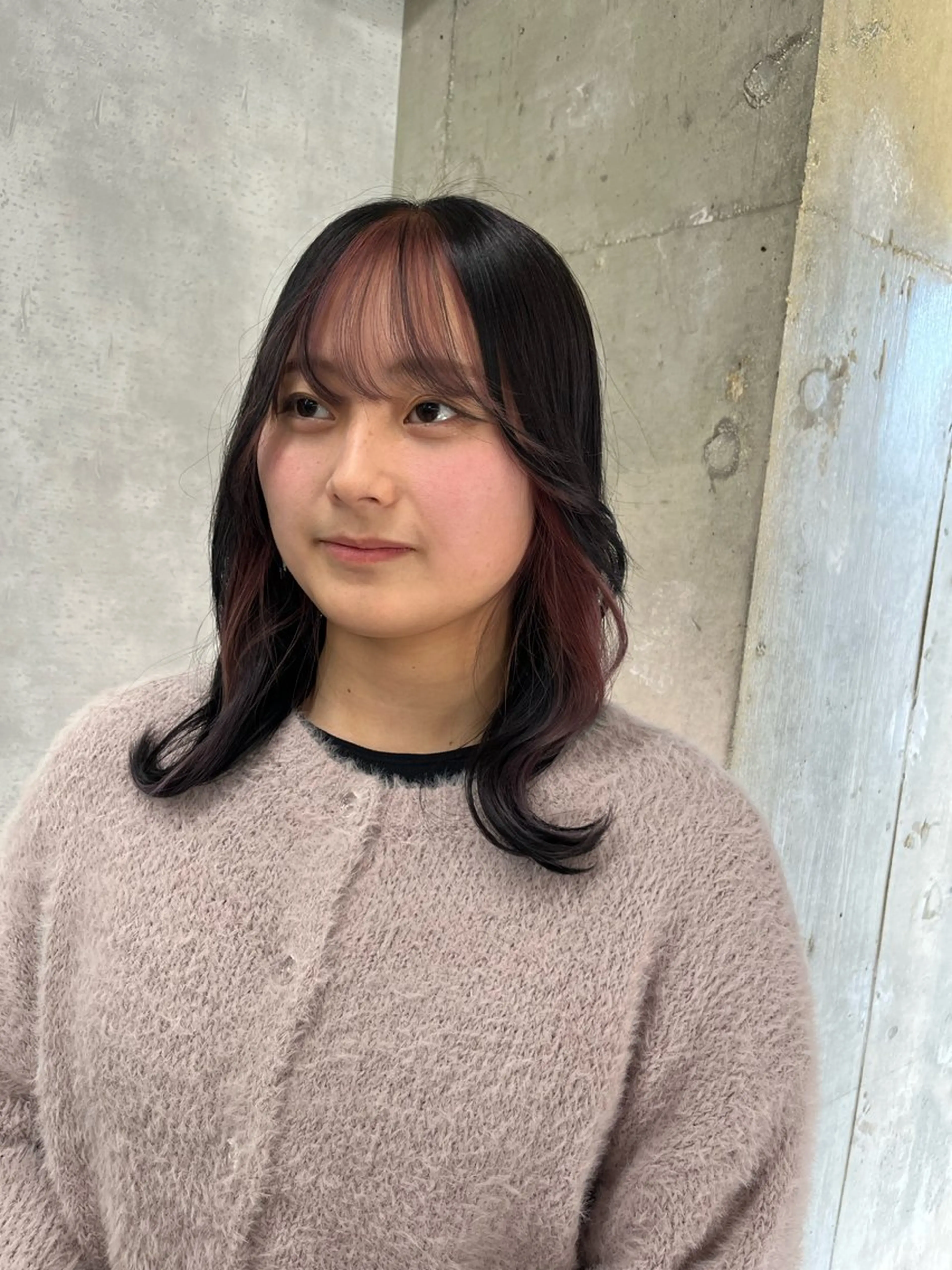 ミディアム カラー ミストバング 黒髪  フェイスフレーミング ピンクカラー anon Loemのヘアスタイル