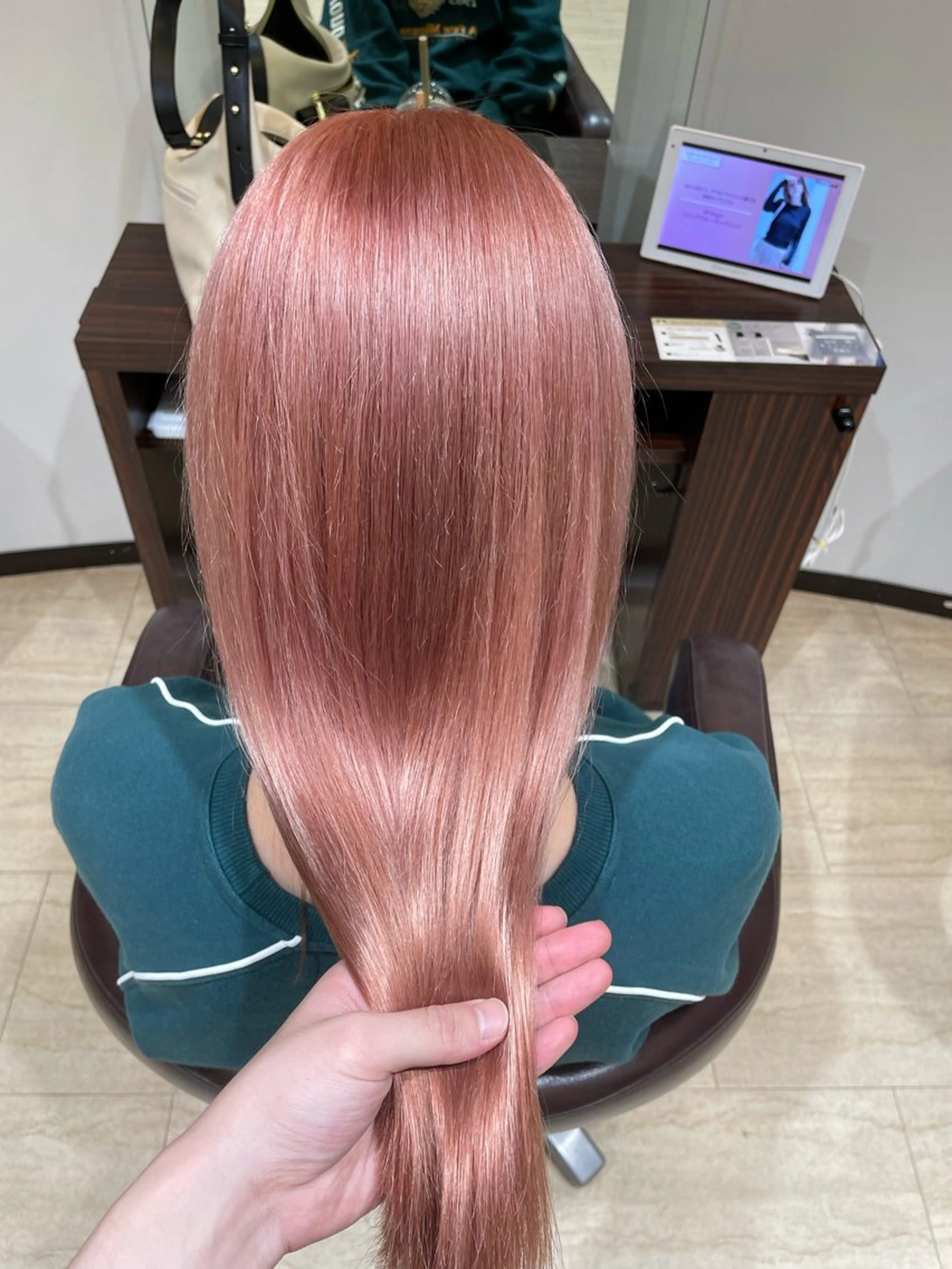 ロング カラー ブリーチ ピンクカラー TAYA 玲央のヘアスタイル