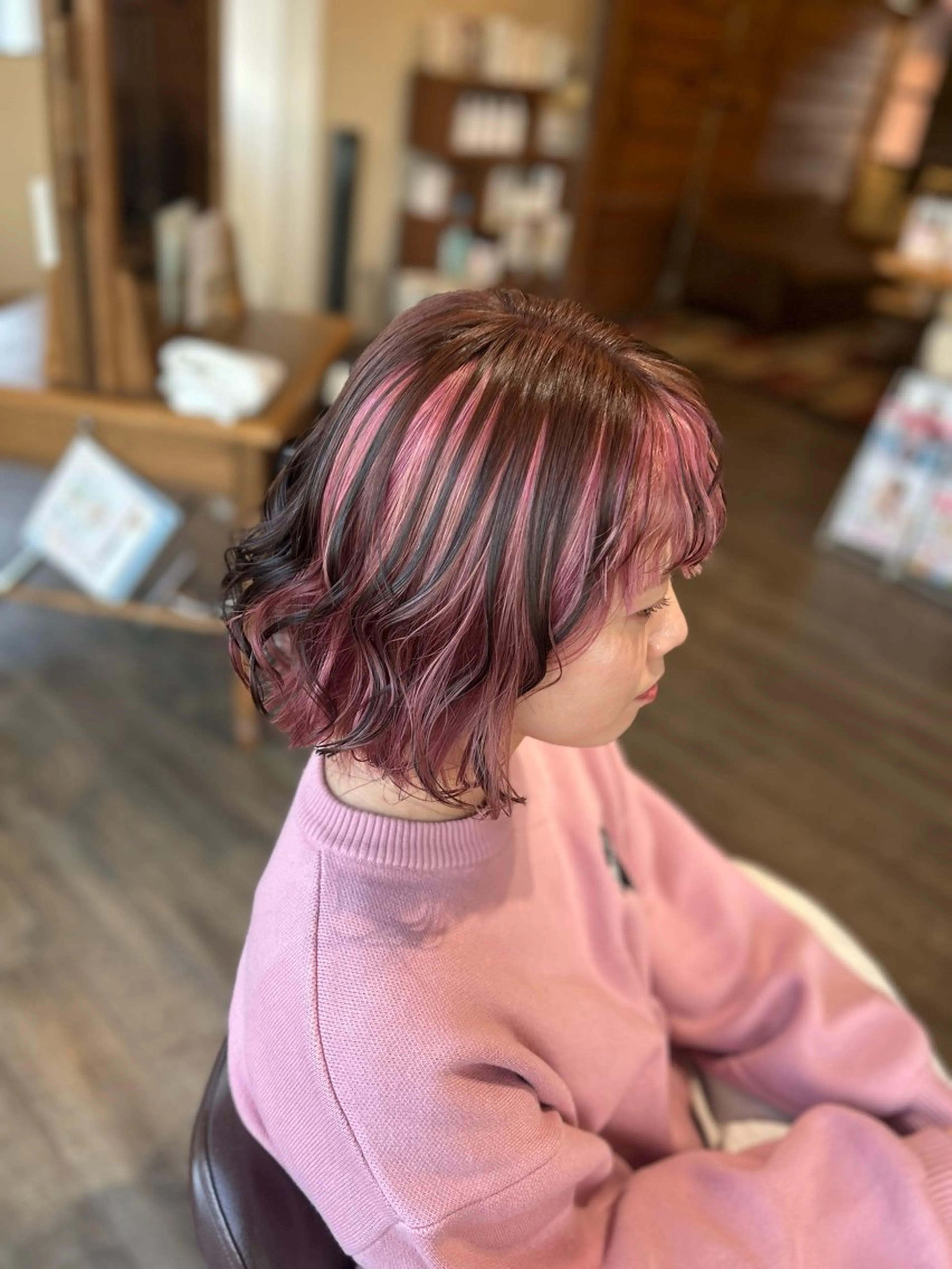 ミディアム カラー ミディアムパーマ ブラウンカラー ピンクカラー カット ヘアカラー 井上 花音のヘアスタイル