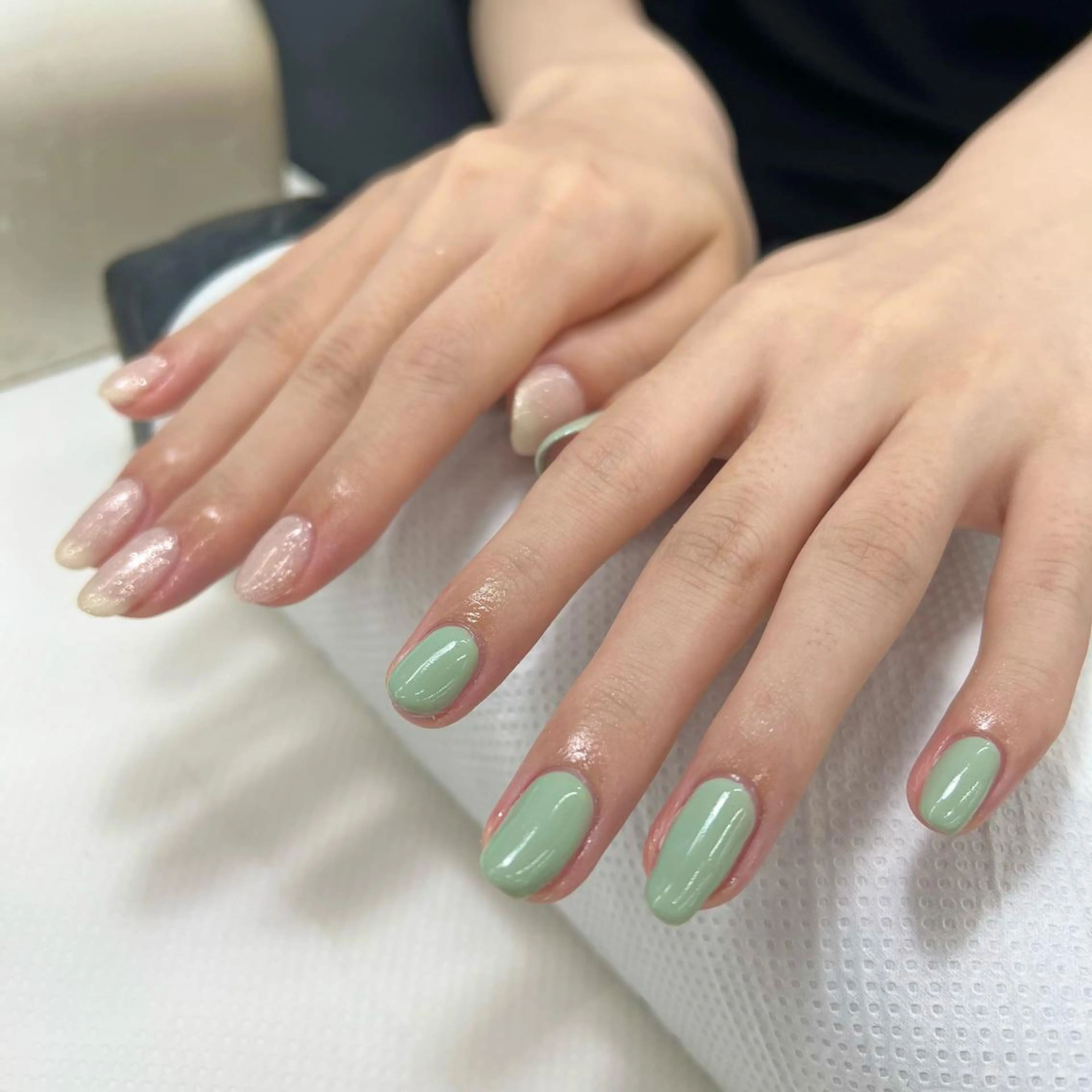 ネイル ラメ(グリッター) ピスタチオネイル ホワイト 【MAXKELLY】 KOBIKI🐾のネイルデザイン