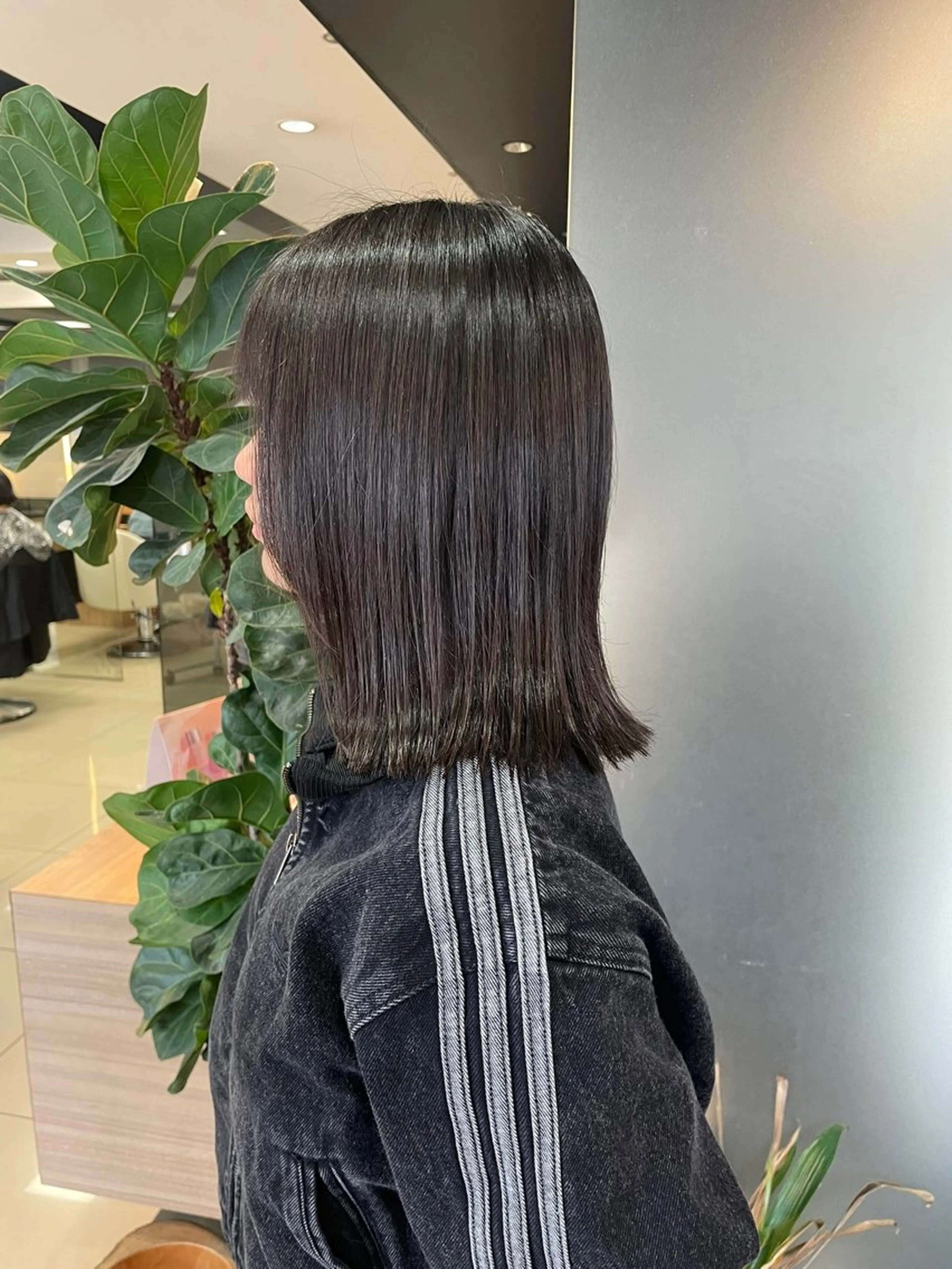 ミディアム カット ハイトーン/レイヤー 似合わせ・ユキノのヘアスタイル