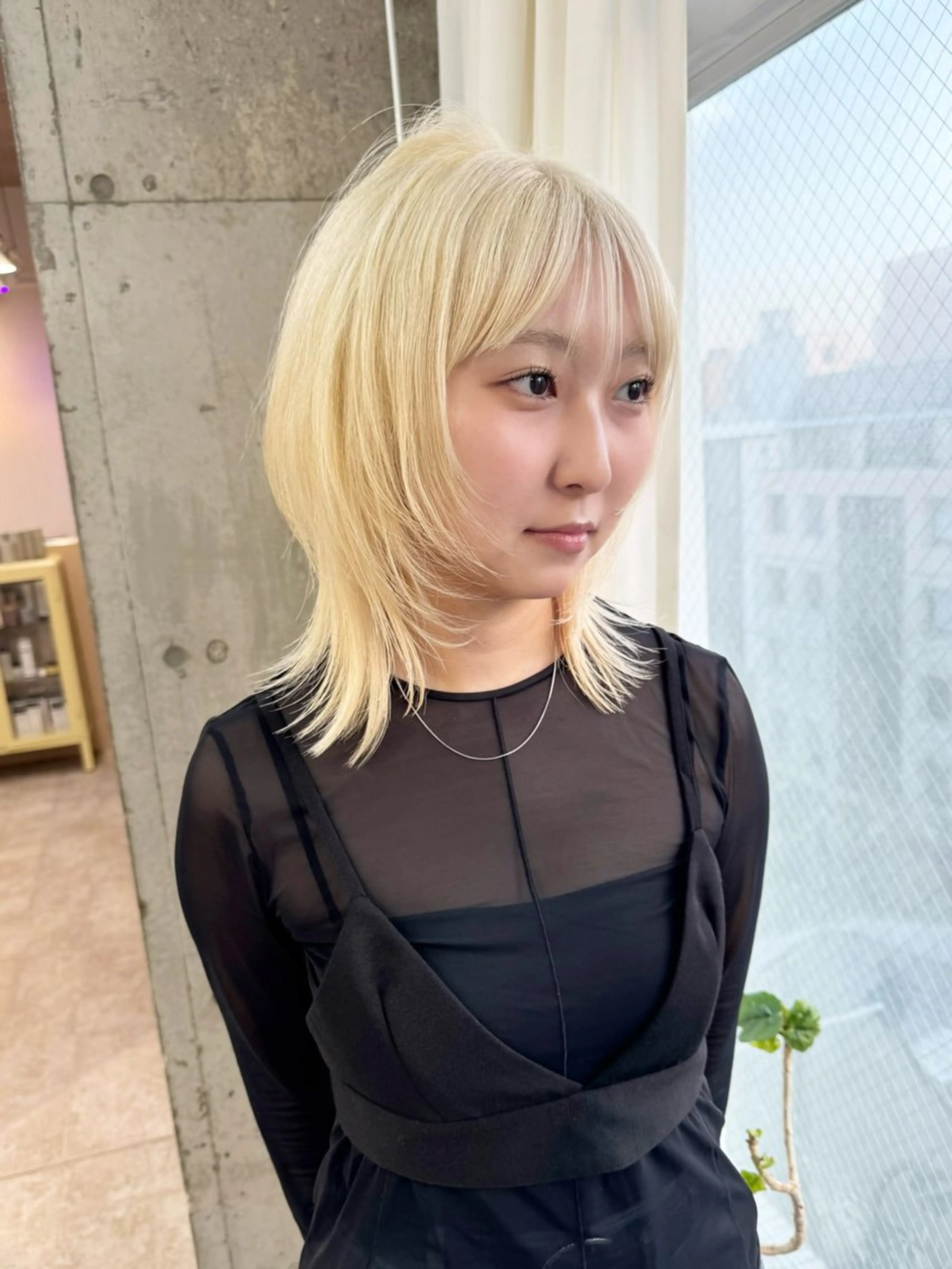 ミディアム カラー バレイヤージュ ブリーチ 抜きっぱなしブロンド ブロンド ケアブリーチ カット ヘアカラー トリートメント lani ブリーチ /ダブルカラーのヘアスタイル