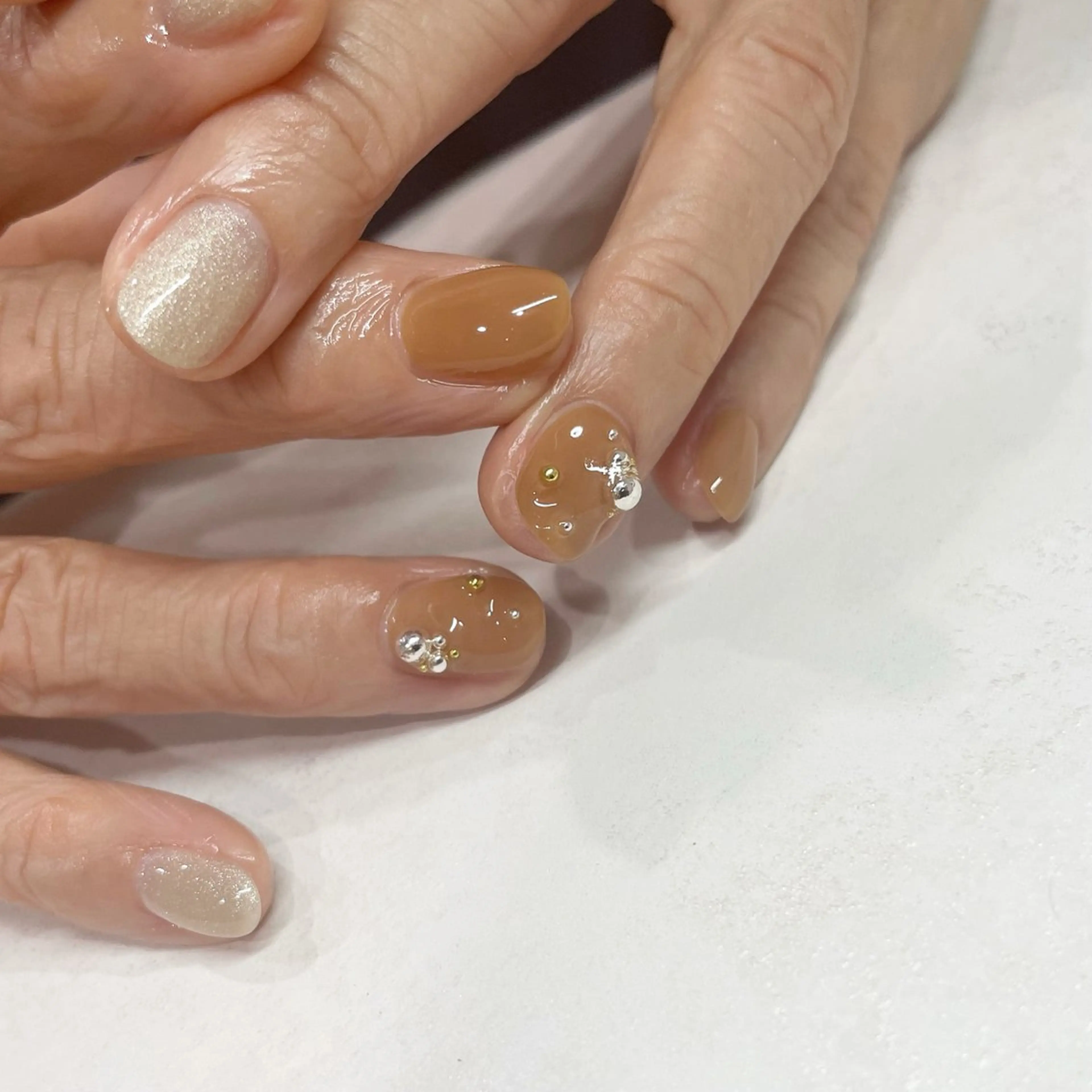 ネイル マグネットネイル ワンカラーネイル シルバー ホワイト パラジェルサロン 大人女性が通うサロンのネイルデザイン