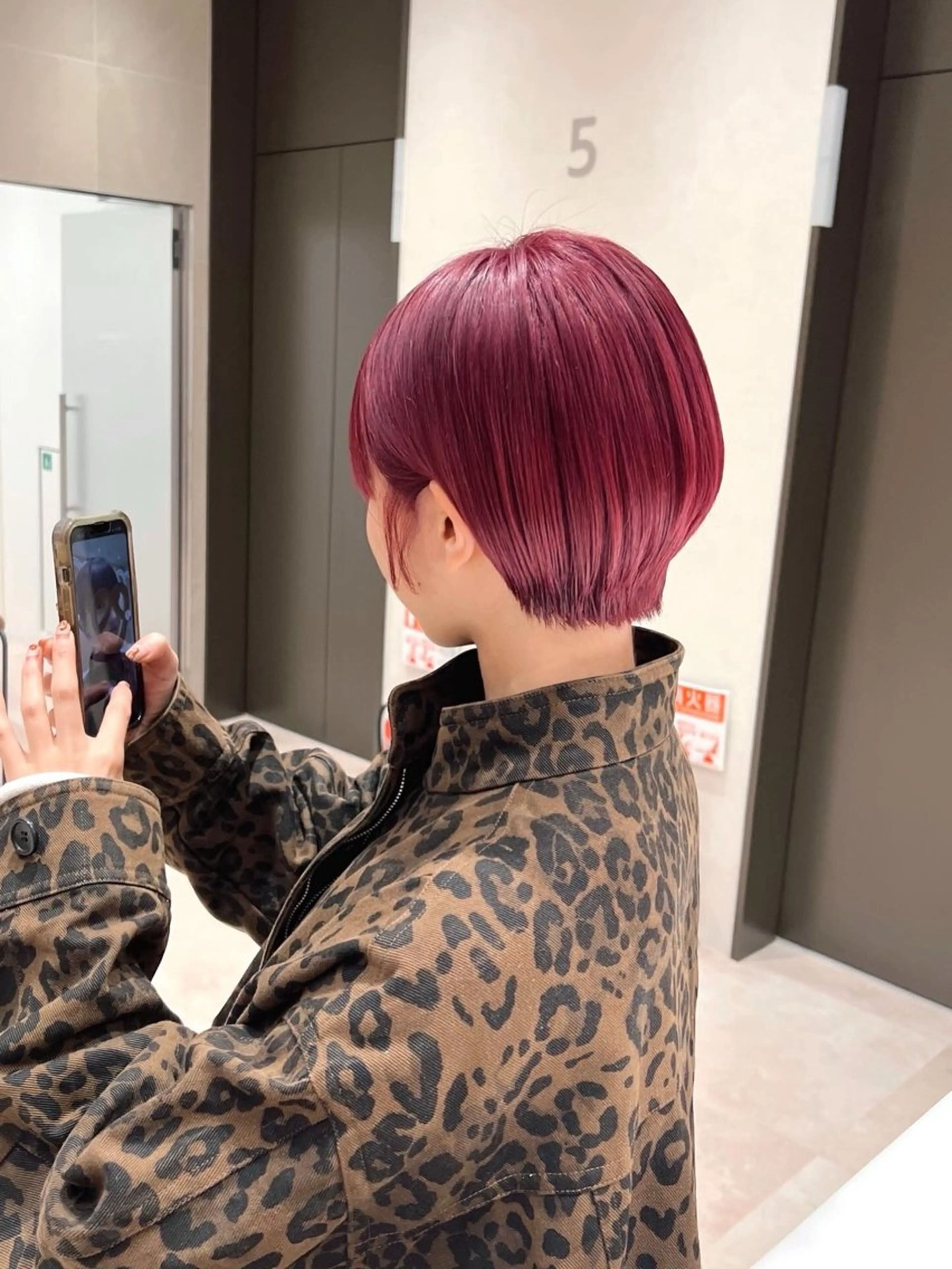 ショート カラー 丸みショート ブリーチ ピンクカラー ショートヘア 泉 愛美のヘアスタイル