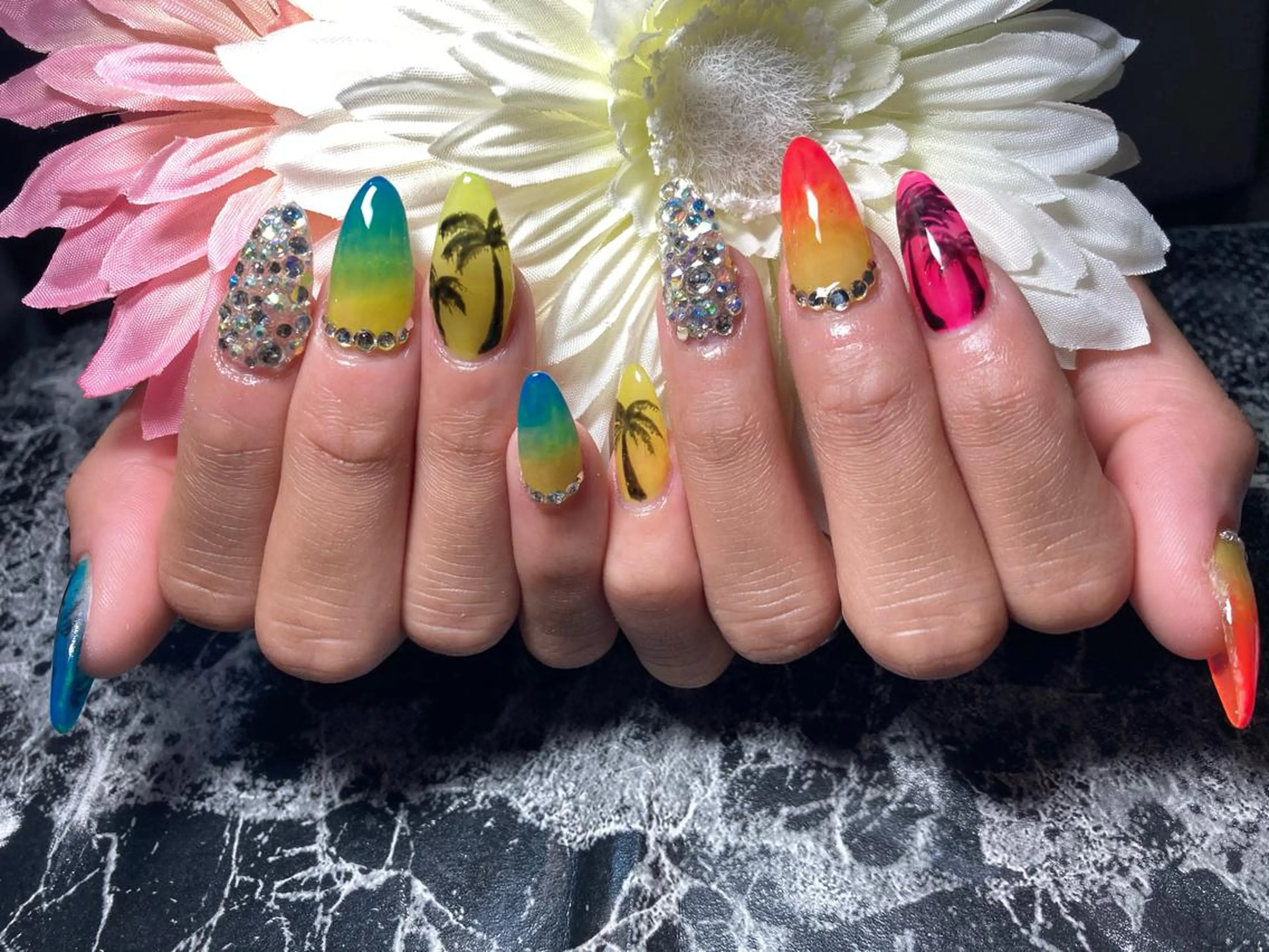 ミディアム ネイル ハンドネイル ✴︎ Delightのネイルデザイン