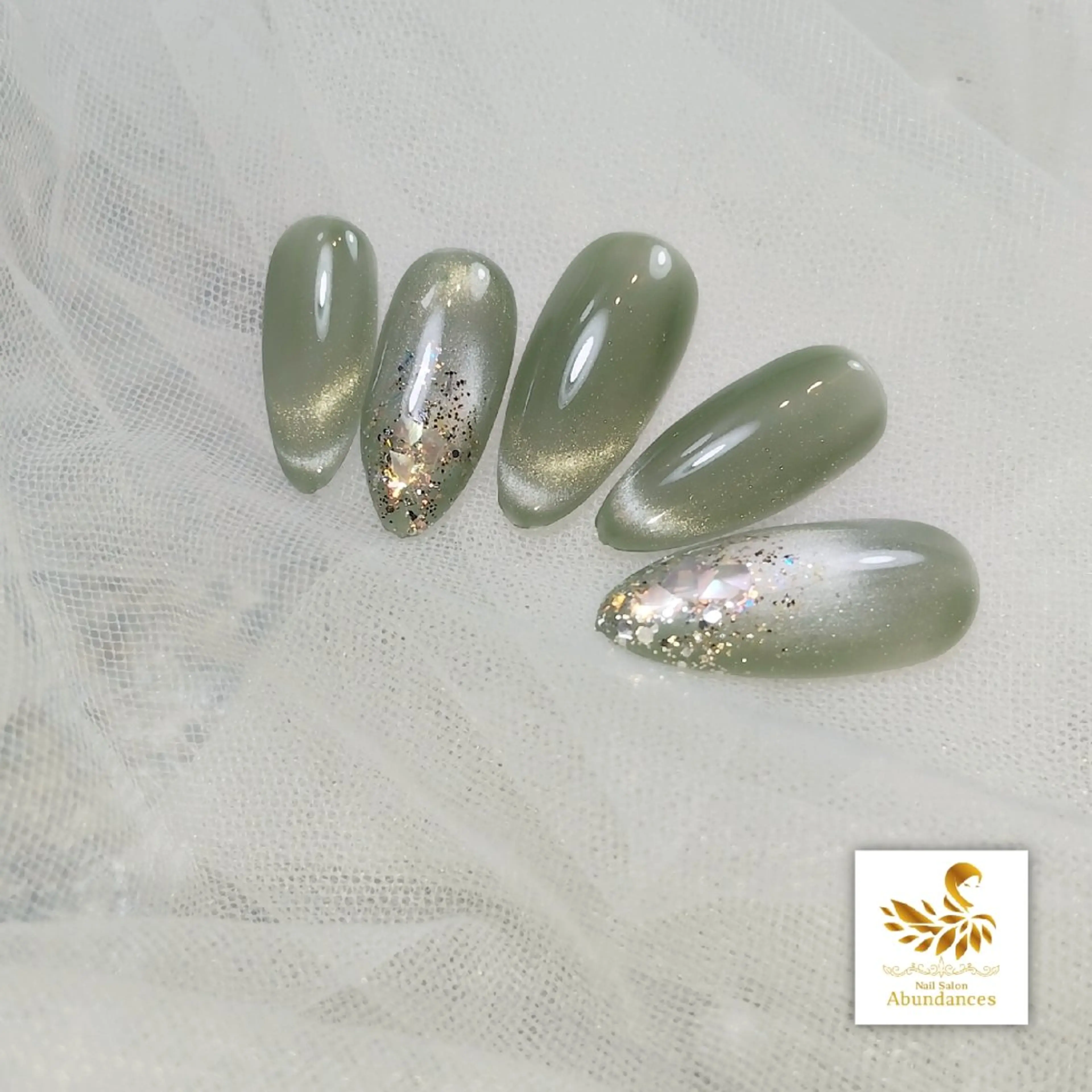 ネイル グリーン ラメ(グリッター) マグネットネイル オフィスネイル ハンドネイル 完全予約制個室サロン Abundancesのネイルデザイン