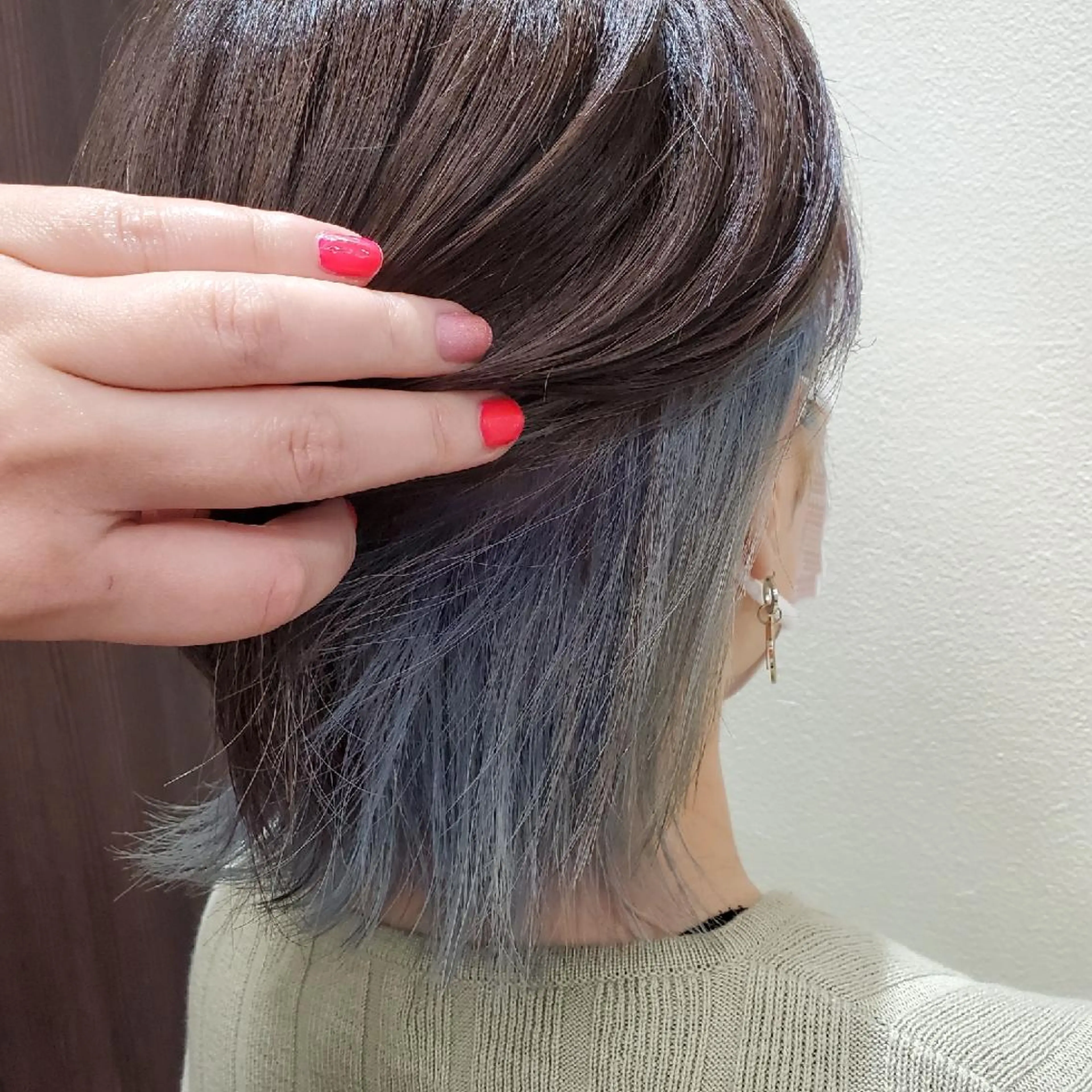 カラー シルバー 推しアニメカラー🌈 ツヤ透明感カラー🦄のヘアスタイル