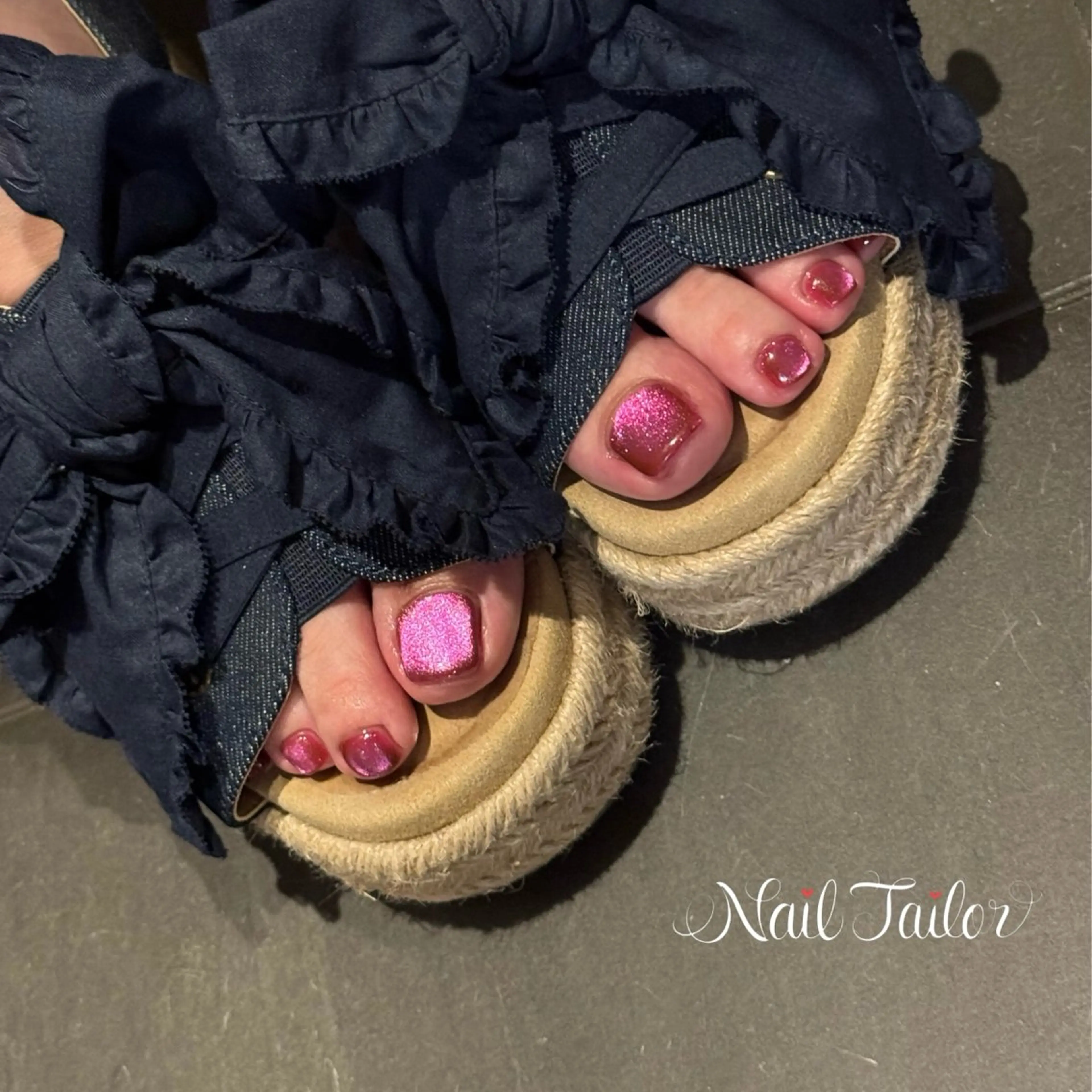 ネイル フットネイル マグネットネイル ネイビー ピンク リボン フットネイル NailTailor ネイルテイラーのネイルデザイン