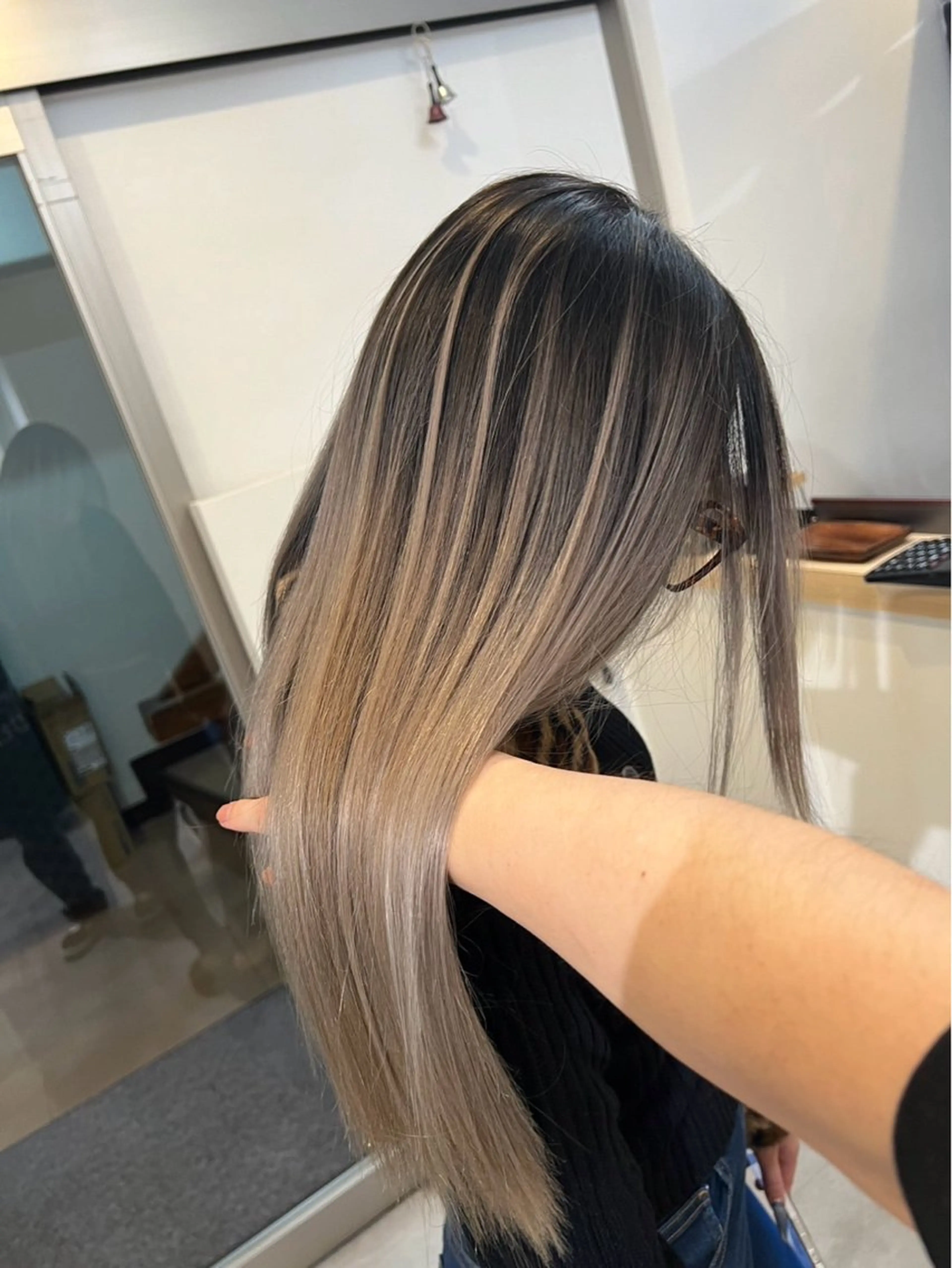 ロング カラー バレイヤージュ ベージュカラー ホワイトベージュ レイヤーカット ヘアカラー トリートメント 指名数No.1 /NAOYAのヘアスタイル