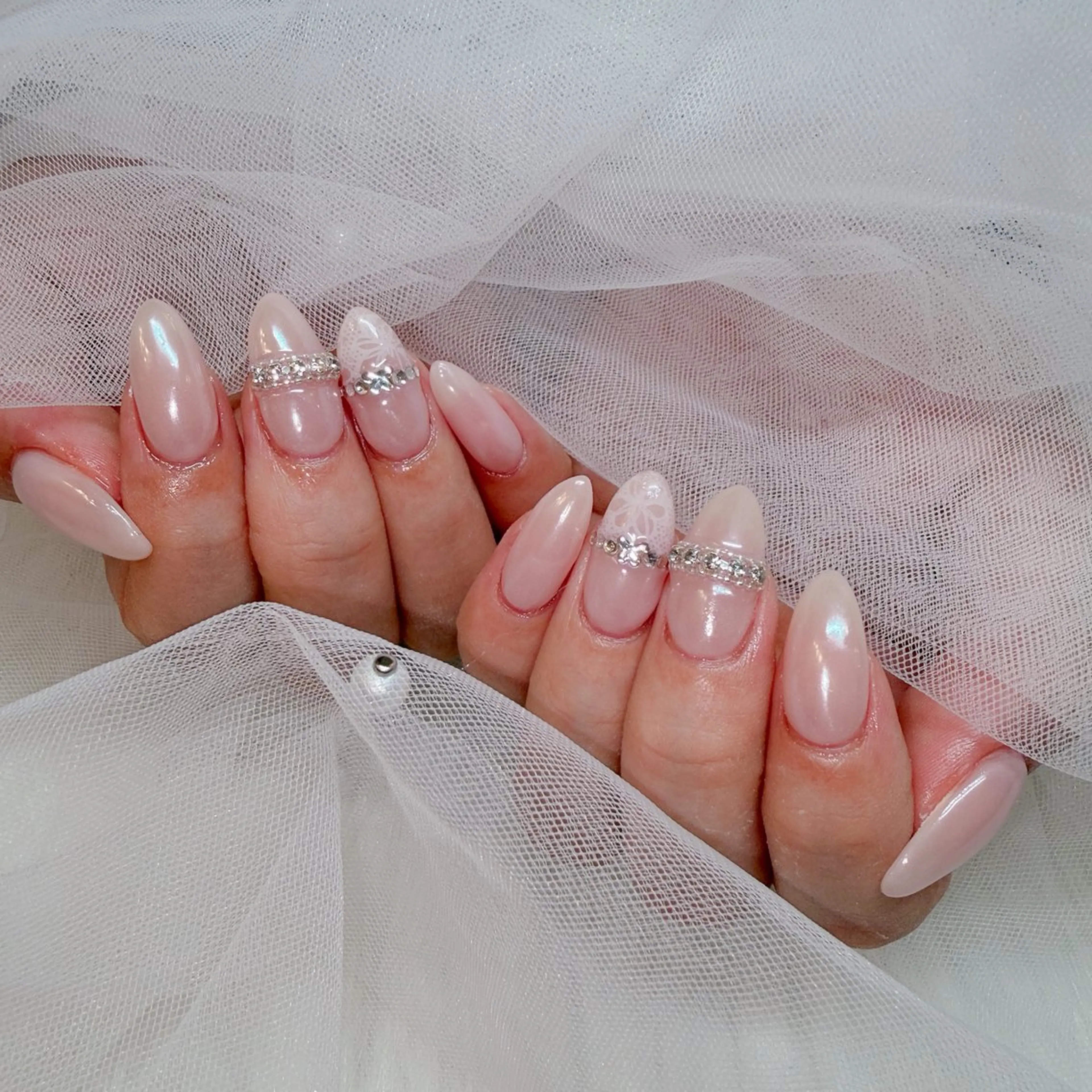 ネイル ジェルネイル ミラーネイル ホワイト ラクロレ ハナ︎🌼のネイルデザイン