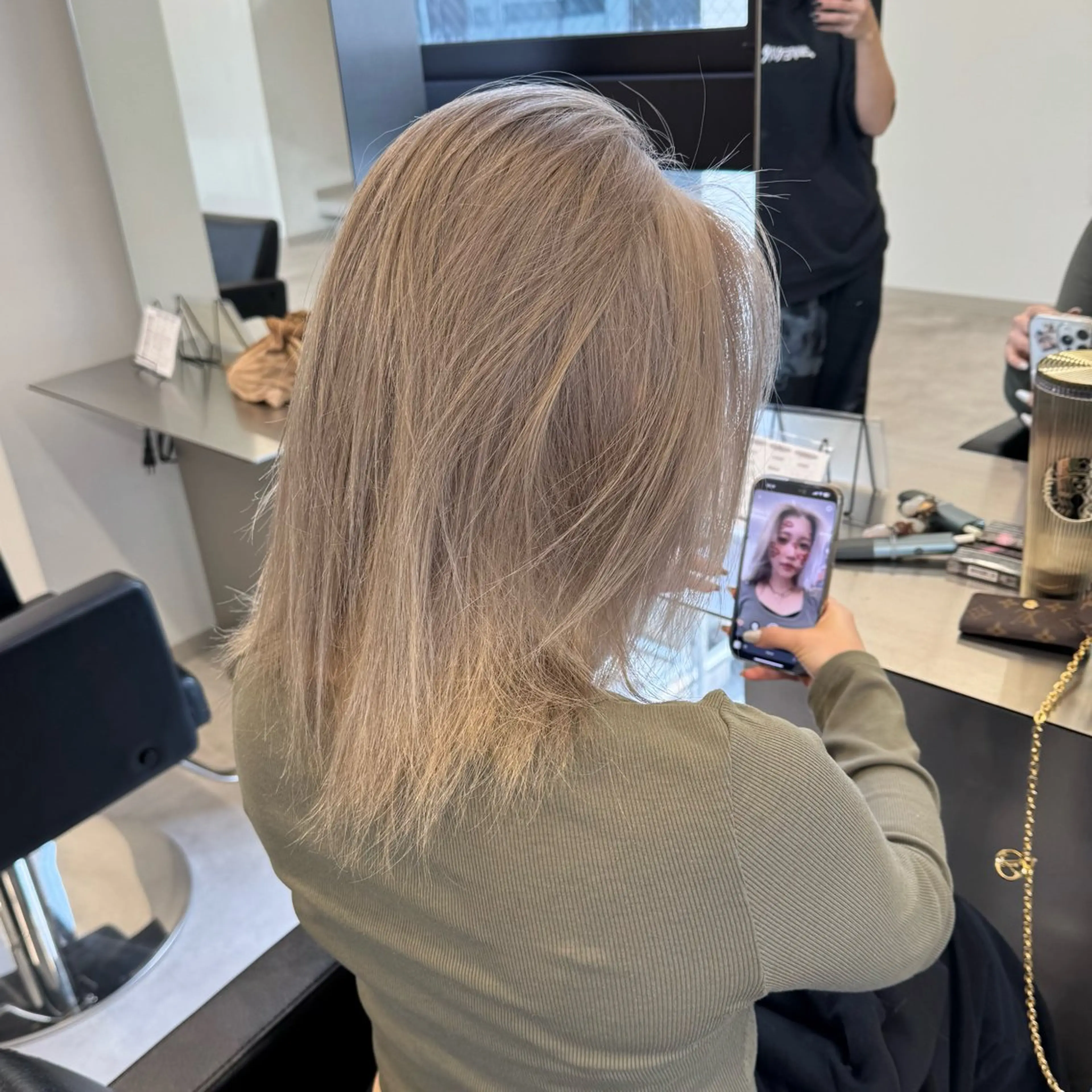 ミディアム カラー ベージュカラー ブリーチ ミルクティーベージュ ホワイトミルクティーベージュ カット ヘアカラー ハイトーン/エクステ /韓国ヘアKENTAのヘアスタイル