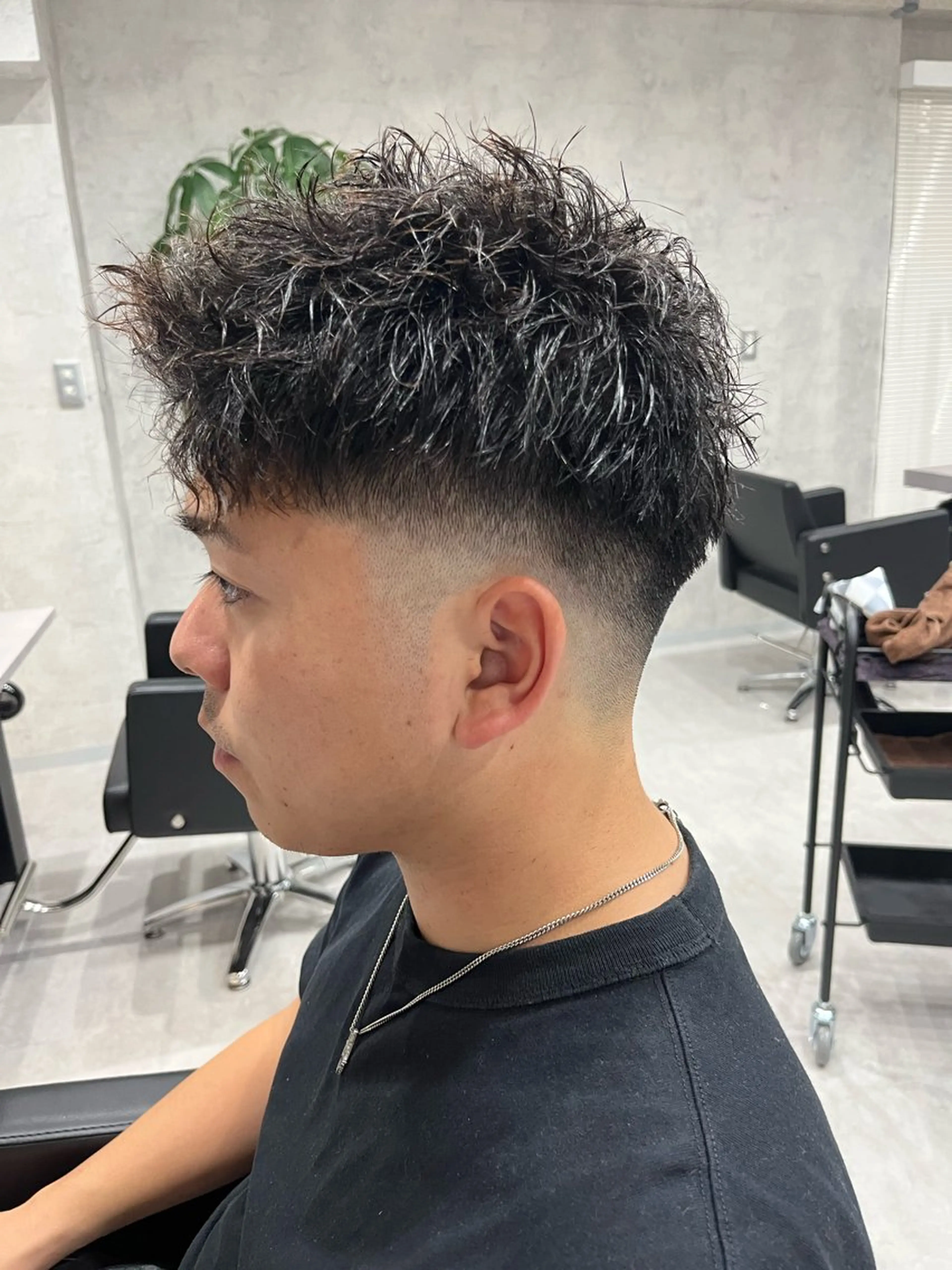 ショート パーマ メンズ フェードカット メンズパーマ カット トリートメント 【店長】メンズ職人 短髪　ハイトーン🔥のヘアスタイル