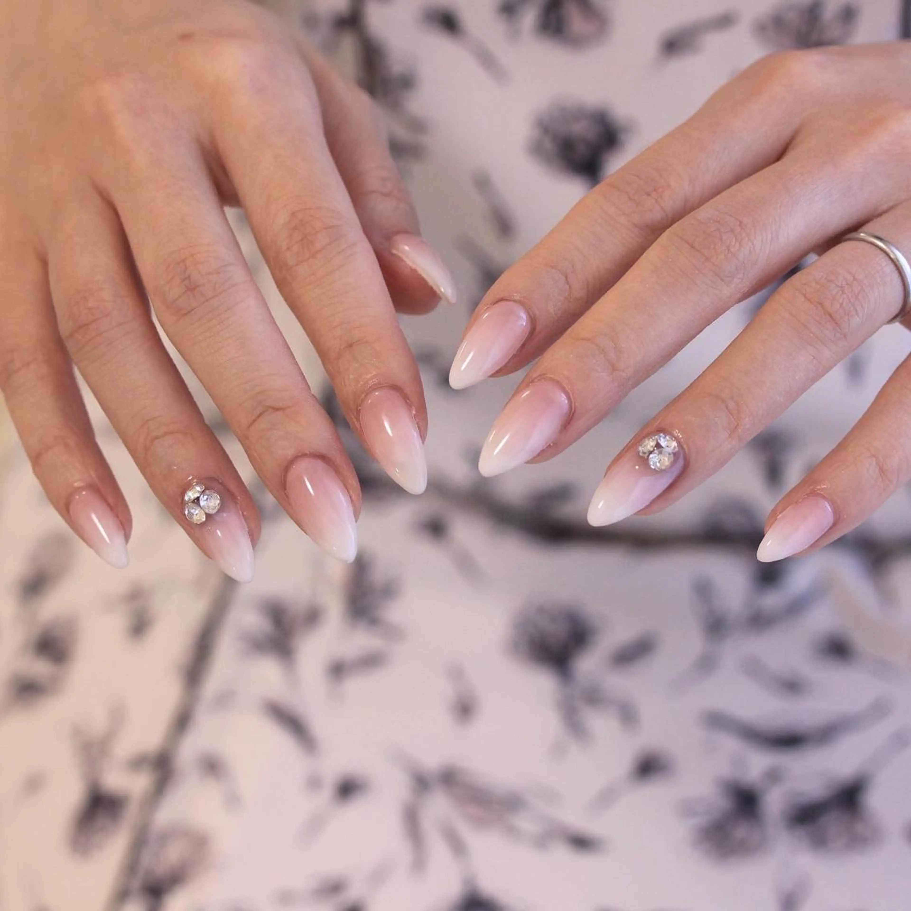 ネイル グラデーション ストーンネイル ハンドネイル Elio 国泰寺のネイルデザイン