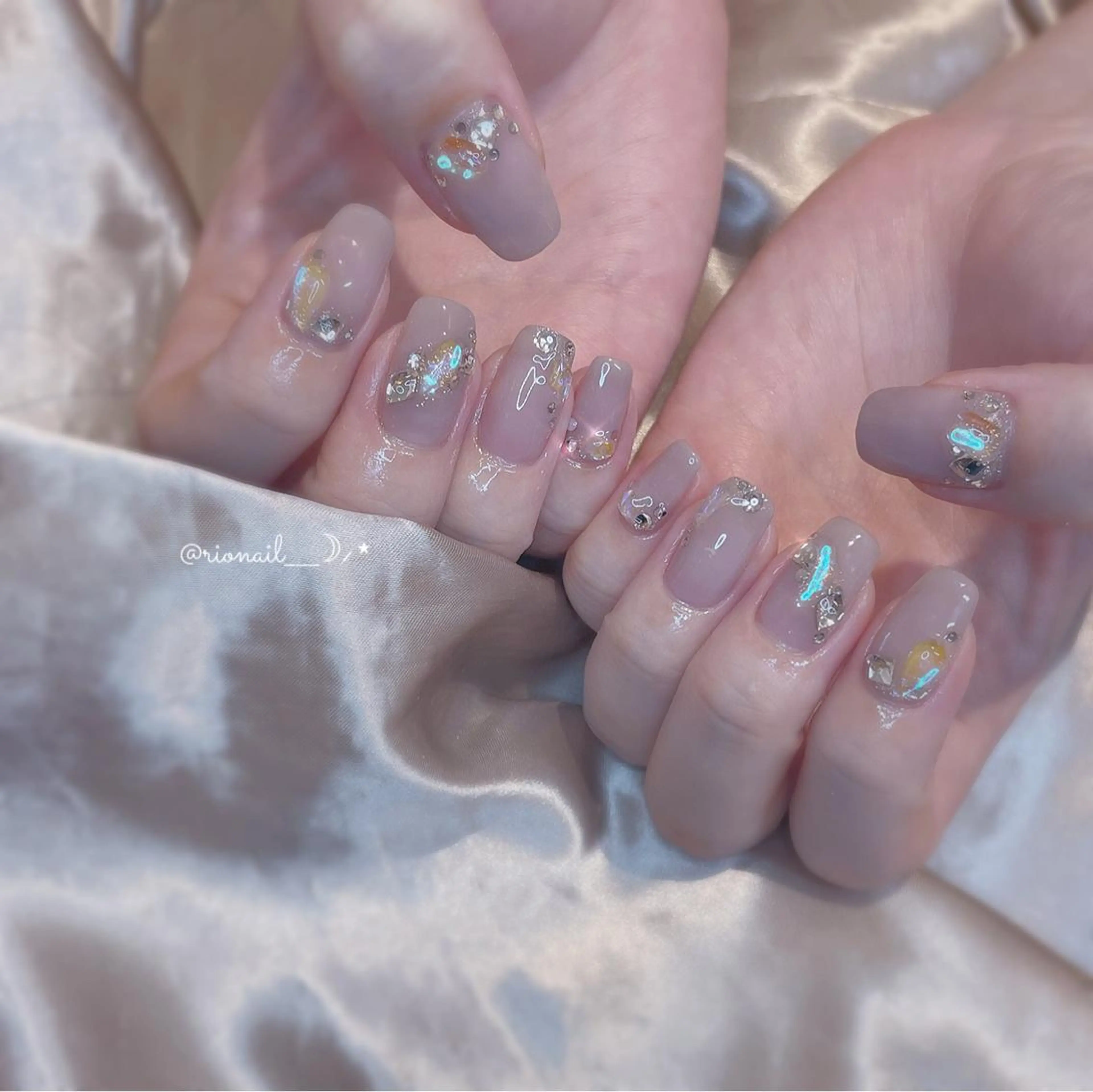 ネイル ストーンネイル 𝘙𝘪𝘰𝘯𝘢 ...🕯🤍のネイルデザイン