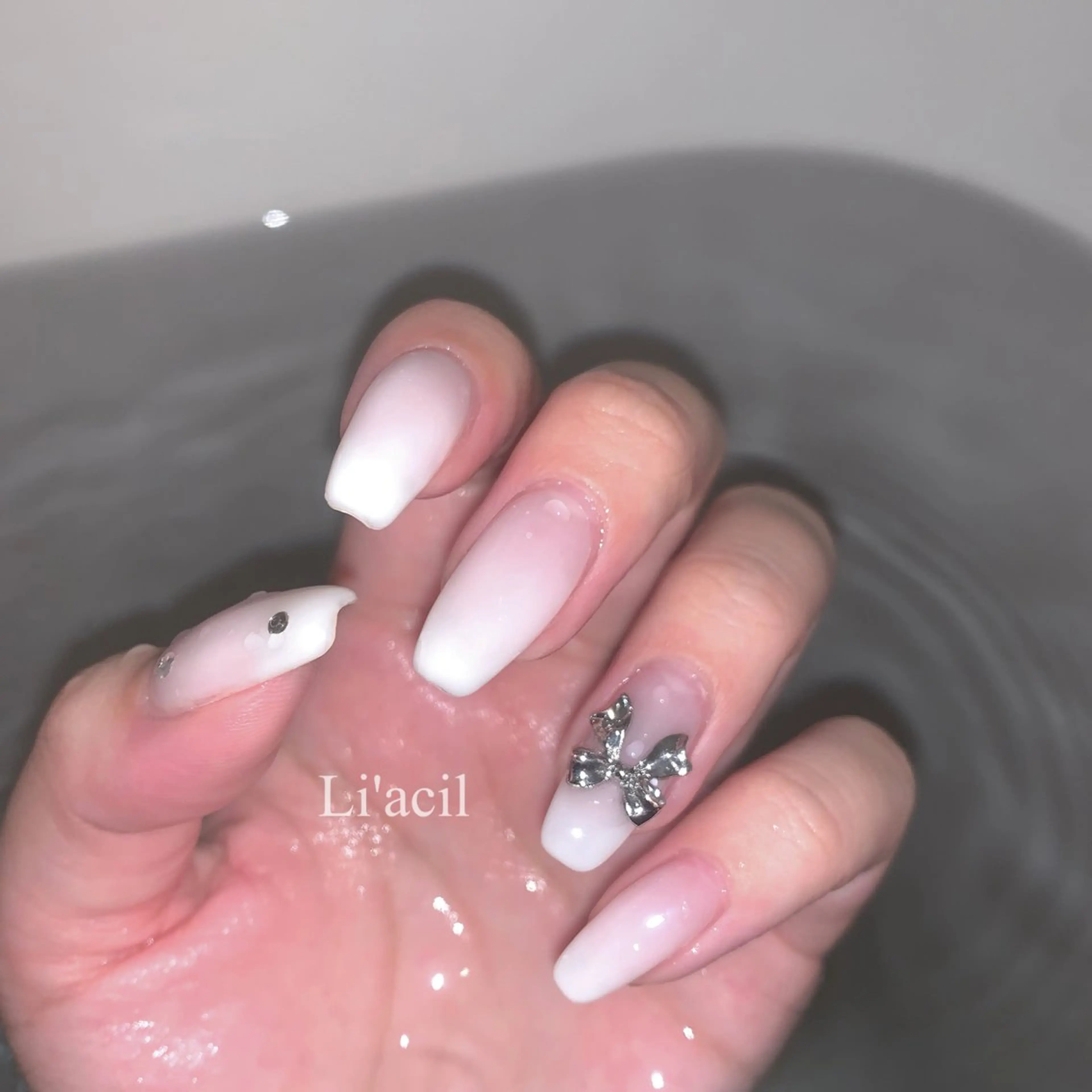 ネイル グラデーション リボン シルバー ホワイト Minami Kodamaのネイルデザイン