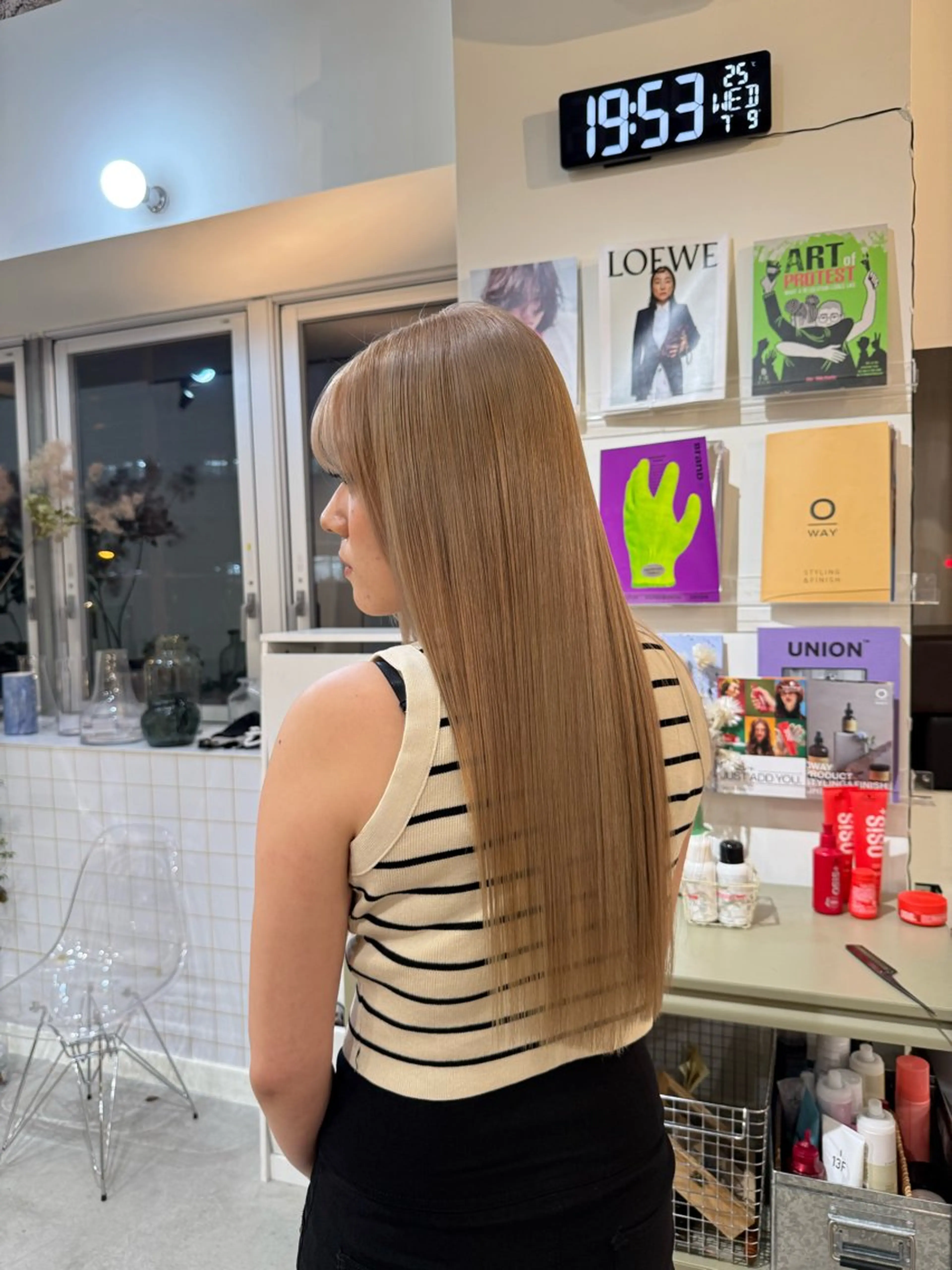 ロング モモコ/ブリーチ/ ミルクティカラーのヘアスタイル