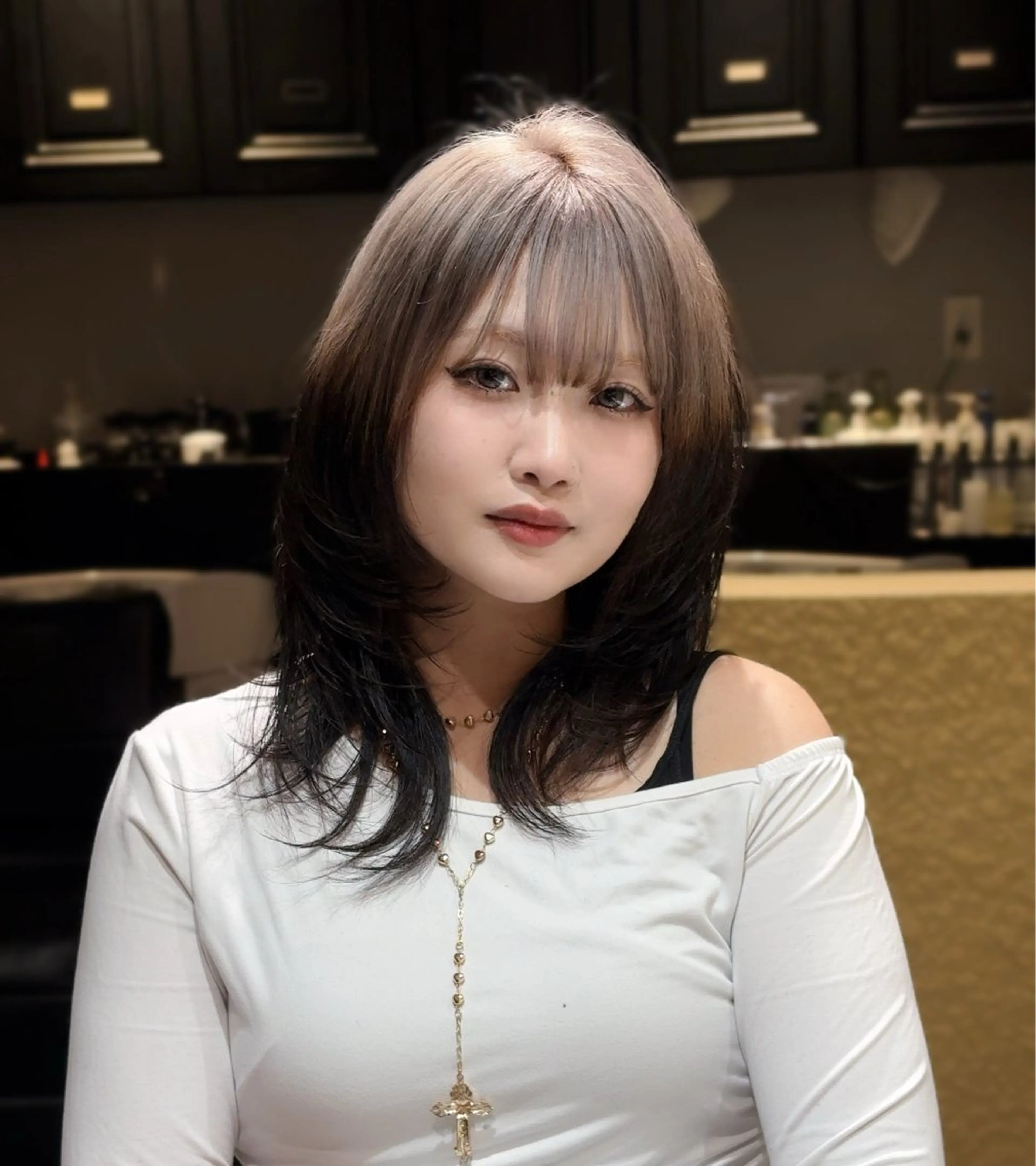 ミディアム カラー ヘアアレンジ ベージュカラー ブリーチ ブロンド ハイトーンカラー ホワイトベージュ カット ヘアカラー フェザー/シャドウ/ 酸性ストレートのヘアスタイル