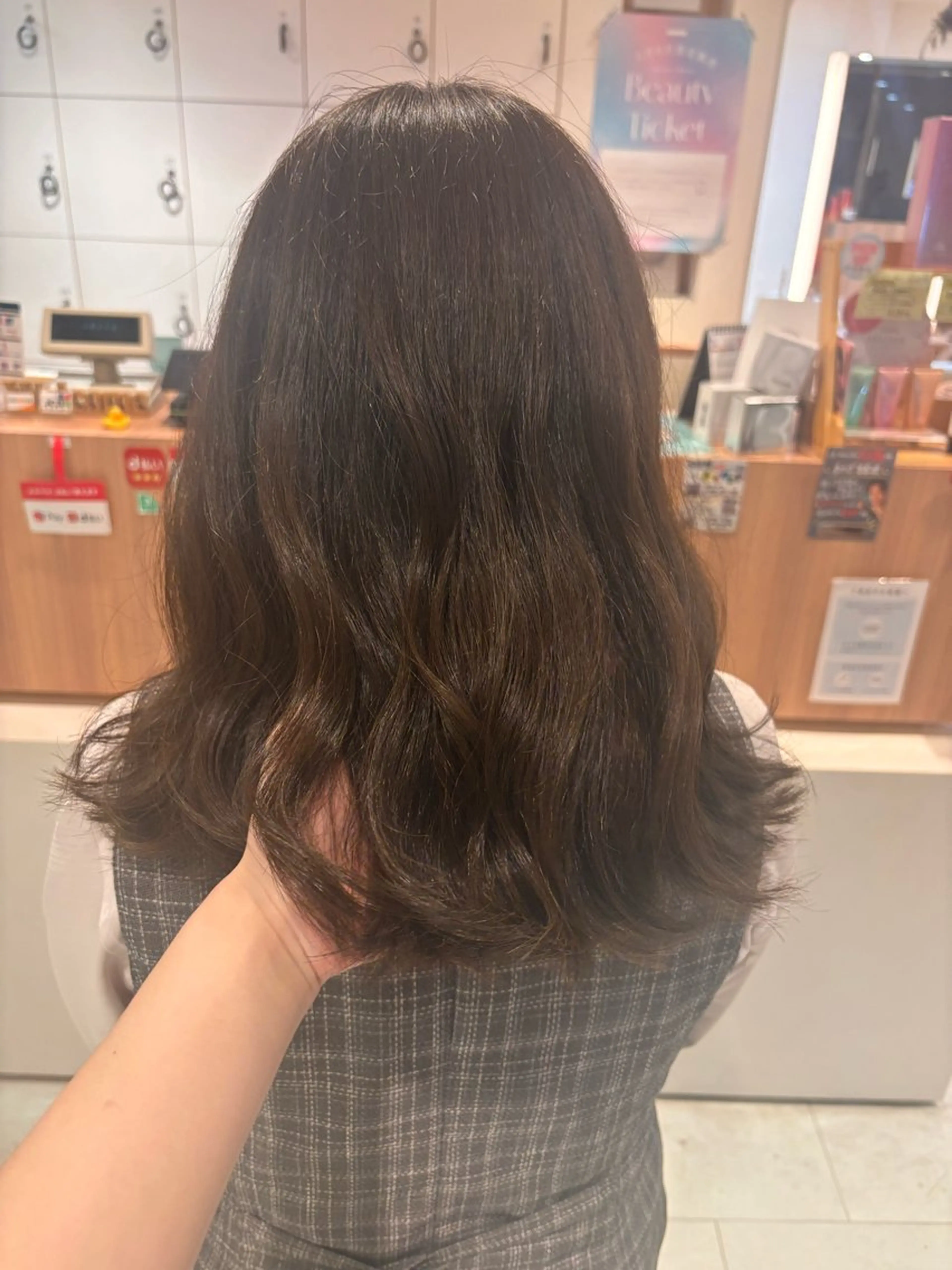 セミロング カラー ベージュカラー オリーブベージュ 岡 愛梨のヘアスタイル