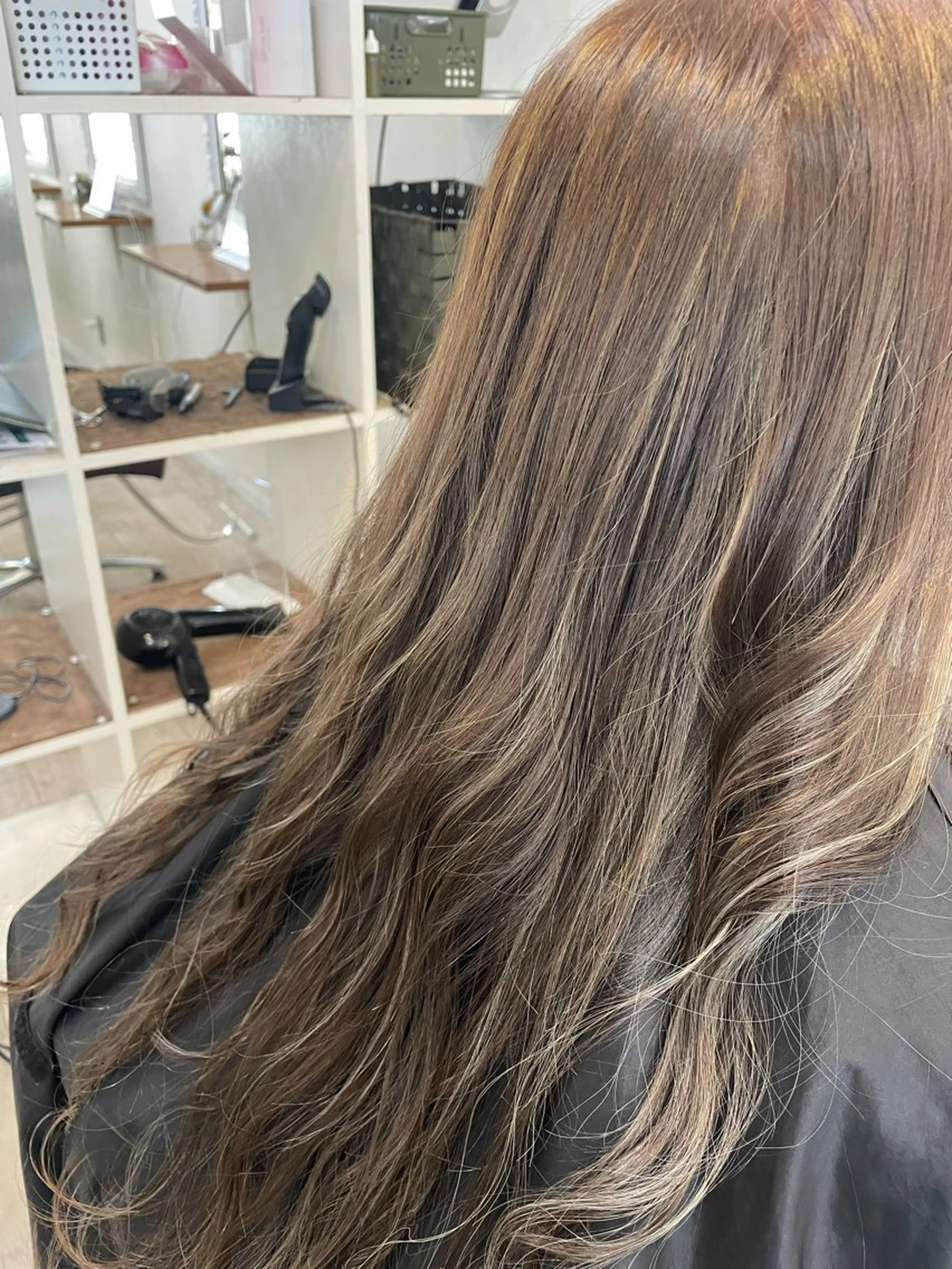 セミロング カラー 透明感カラー グレージュ ハイライトカラー ハイライト カット ヘアカラー セシルヘアー神戸元町 MANAMIのヘアスタイル
