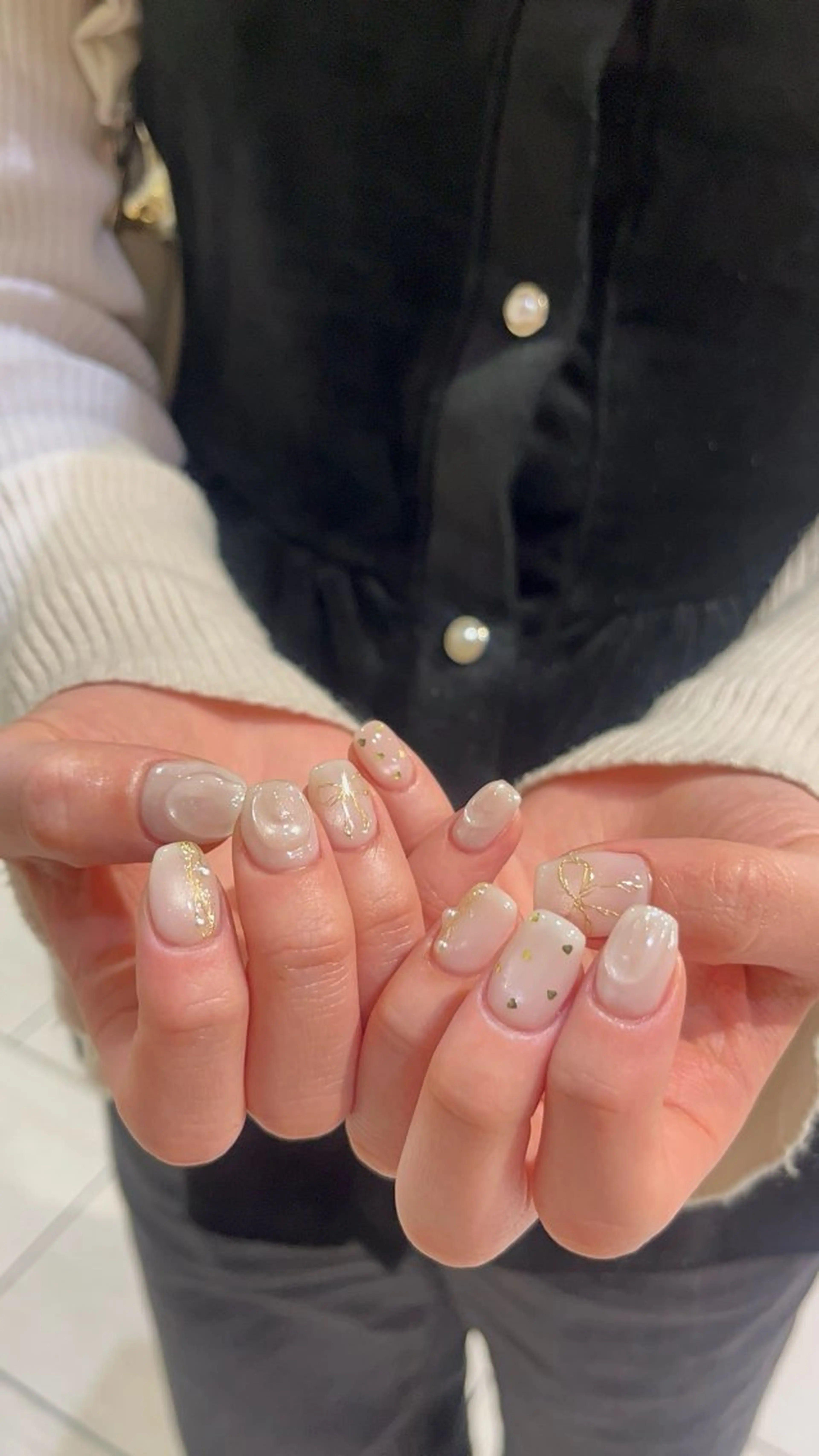 ネイル ゴールド ミラーネイル リボン 🎀Earth chihiro🤍のネイルデザイン