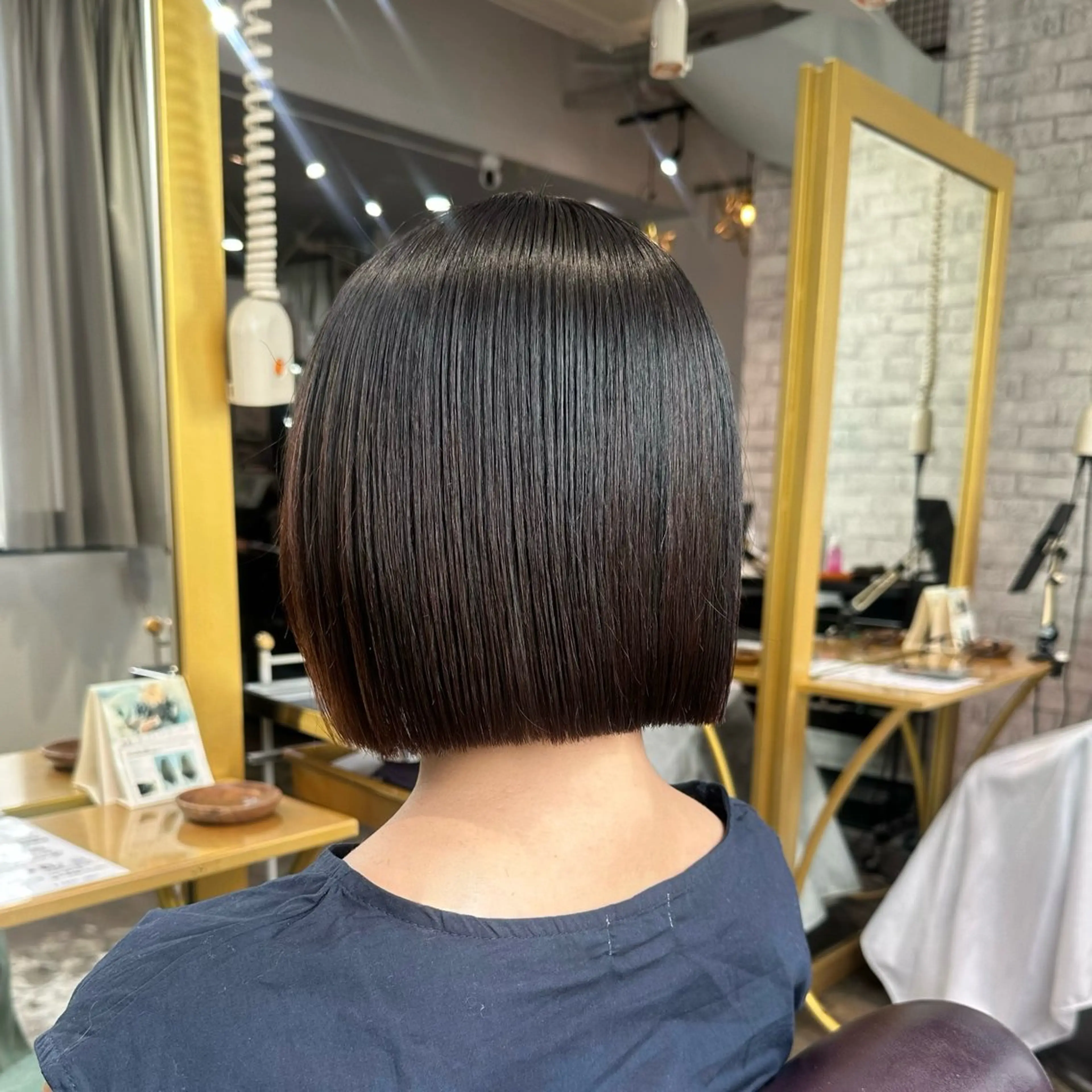 カラー 切りっぱなしボブ グレージュ ボブ カット ヘアカラー Saki💛心斎橋 レイヤー/艶髪のヘアスタイル