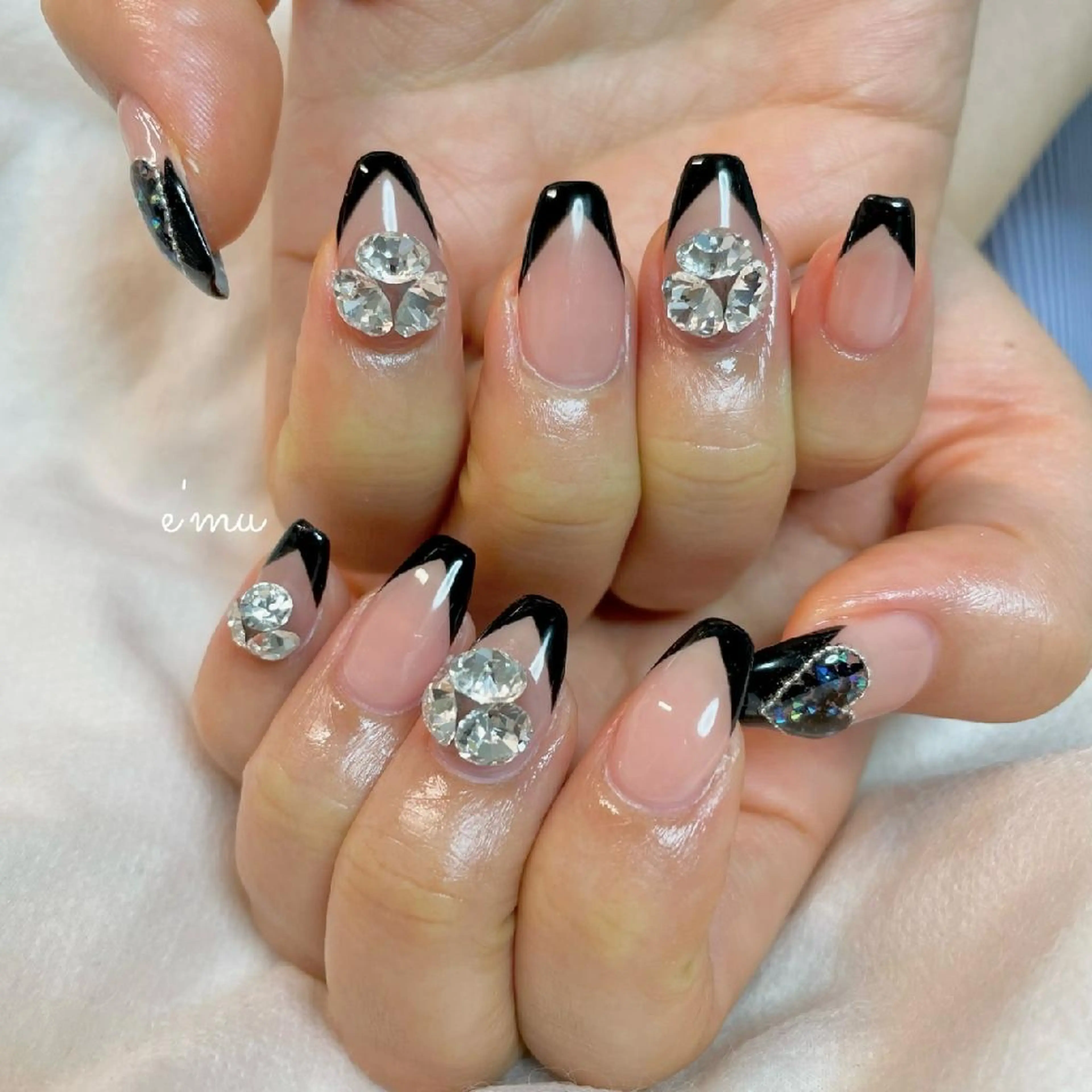 ネイル フレンチネイル キラキラネイル 韓国ネイル ストーンネイル nail salon e'mu💐のネイルデザイン