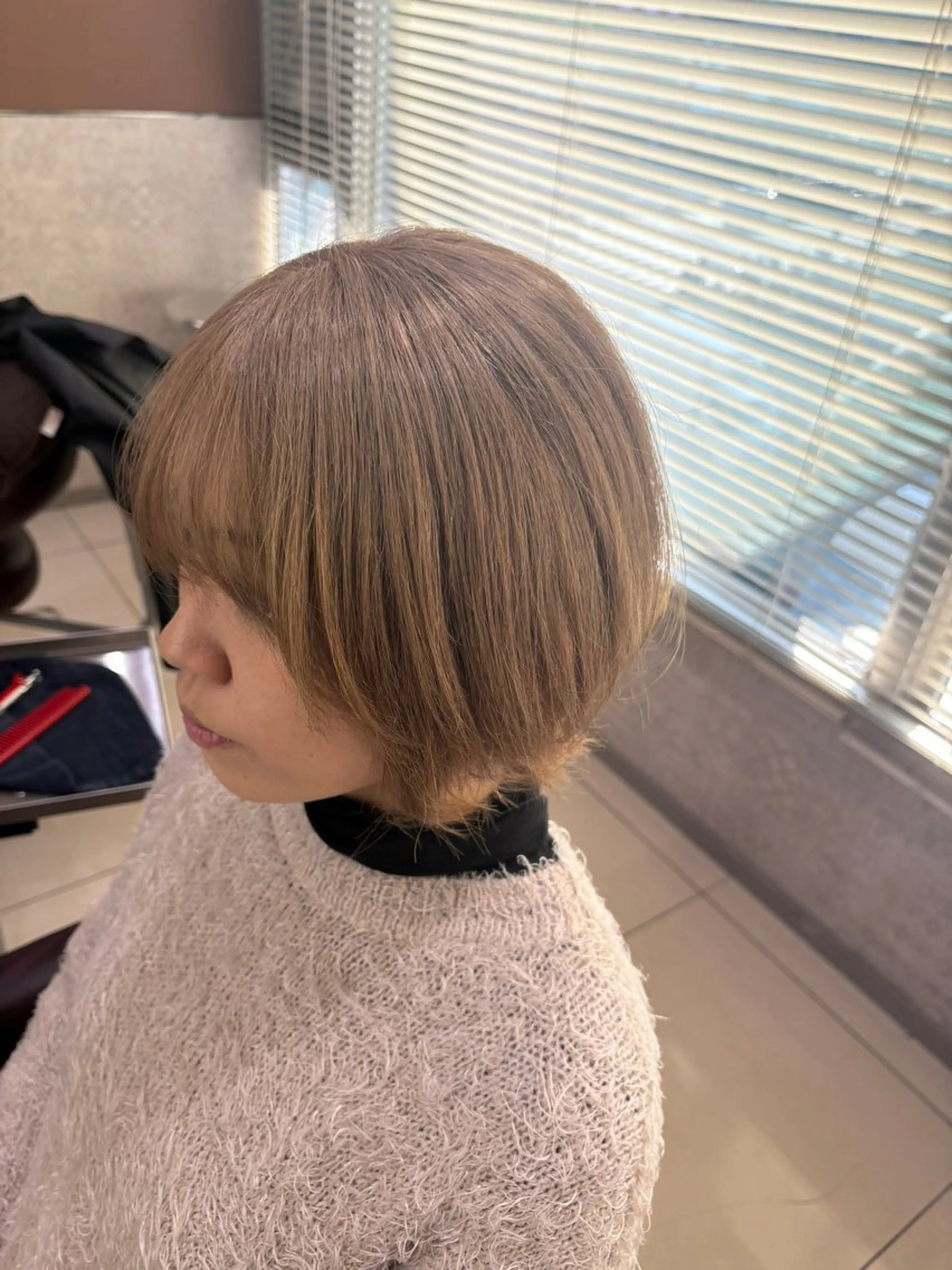 ショート カラー ベージュカラー ブリーチ ミルクティーベージュ ヘアカラー フェザーパーマ/ ダブルカラー/藤田のヘアスタイル