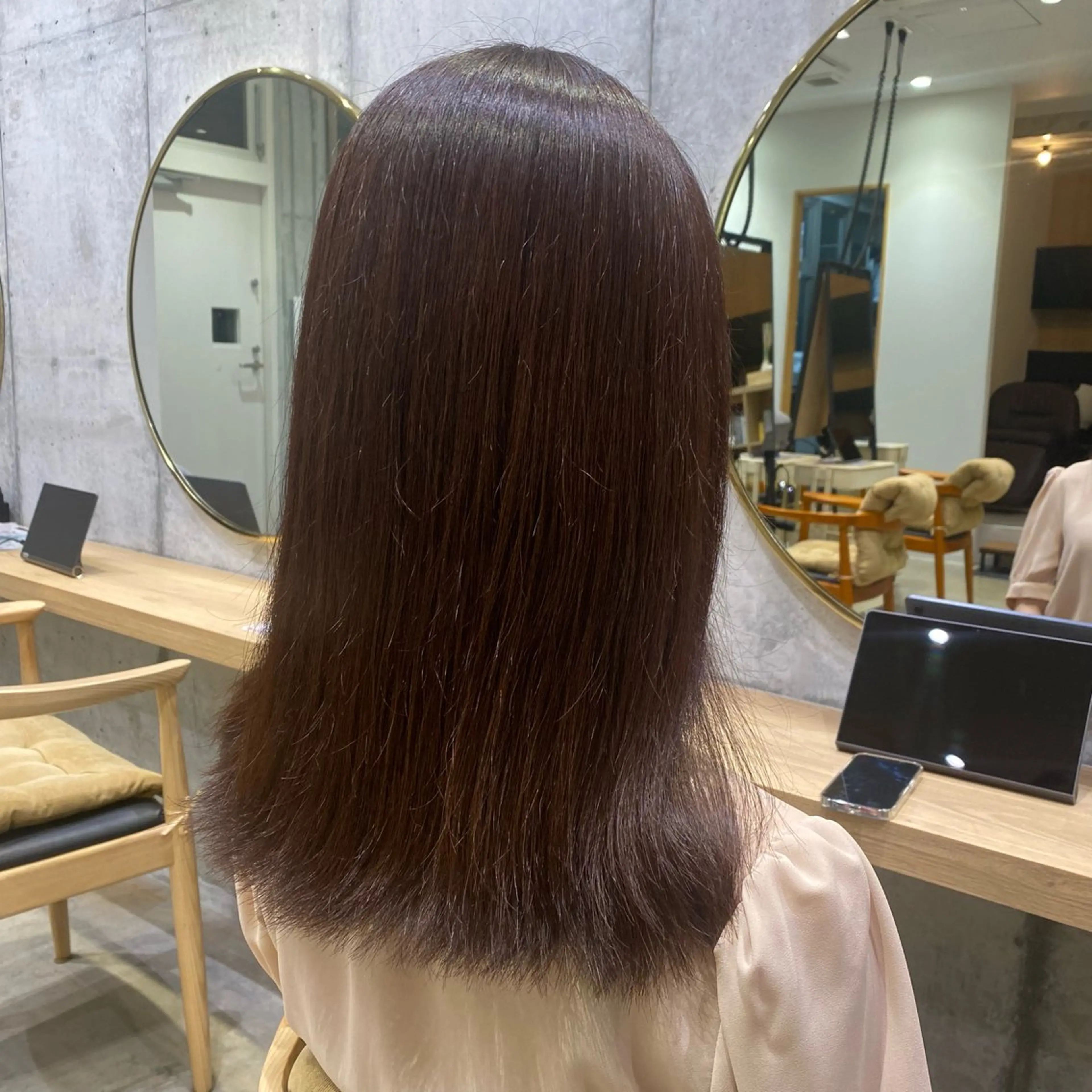セミロング fumi🪞血色感 アップ艶カラーのヘアスタイル