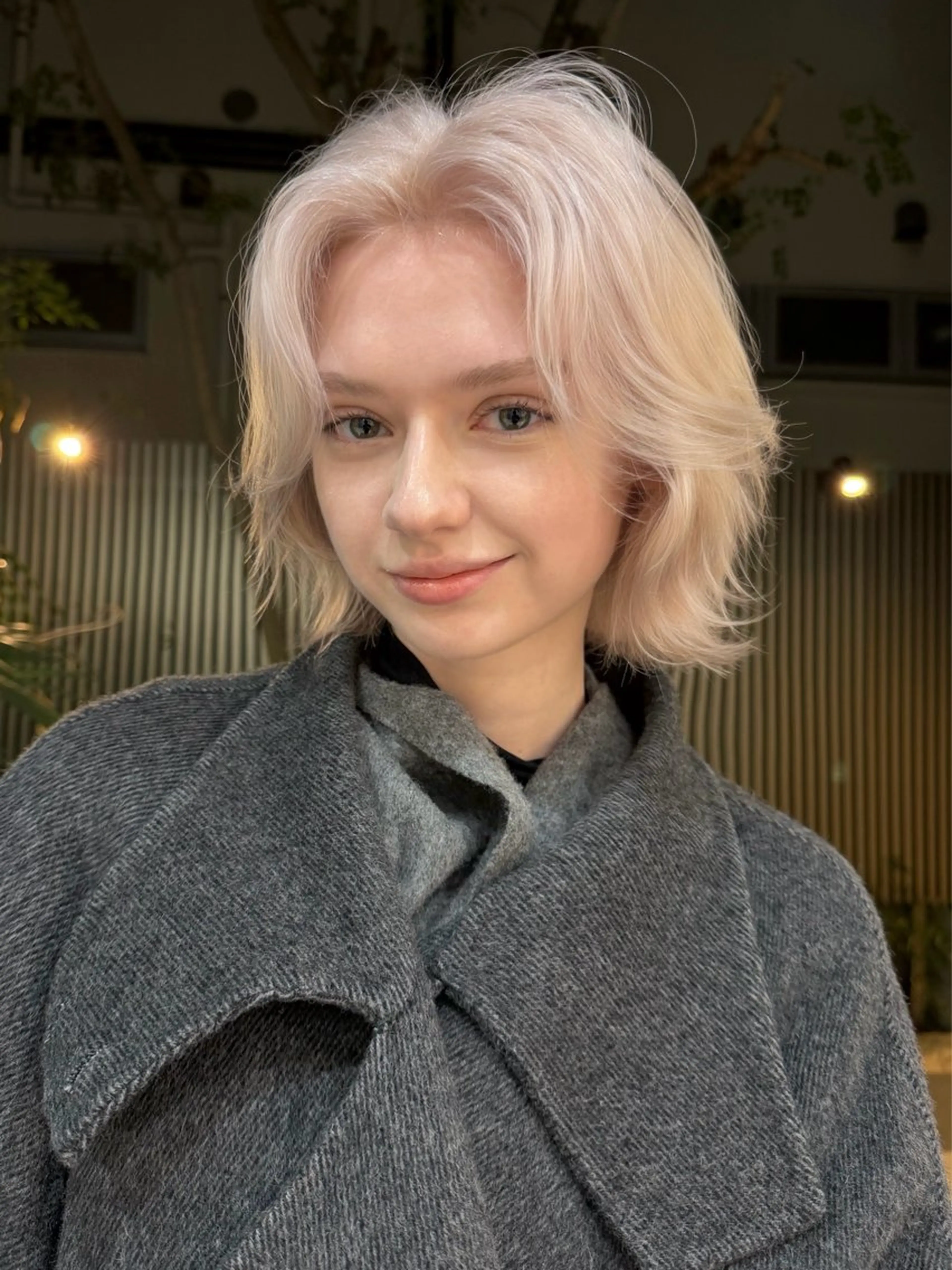 ミディアム カラー カット ヘアカラー トリートメント 抜きっぱなしブロンド /ハイトーン/カナタのヘアスタイル