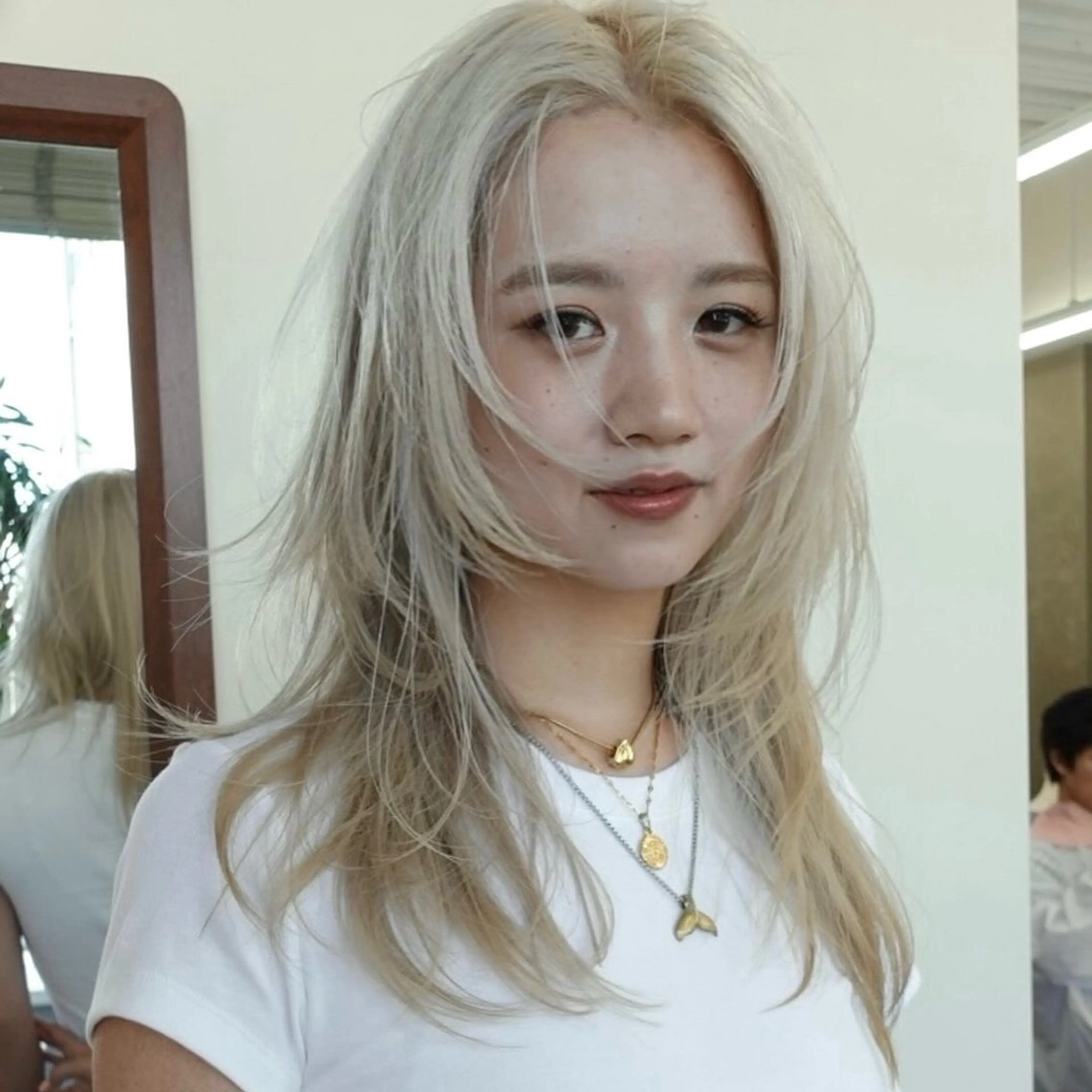 ミディアム カラー ブリーチ ブロンド ケアブリーチ 透明感カラー ダブルカラー レイヤー専門家 ダブルカラー修のヘアスタイル