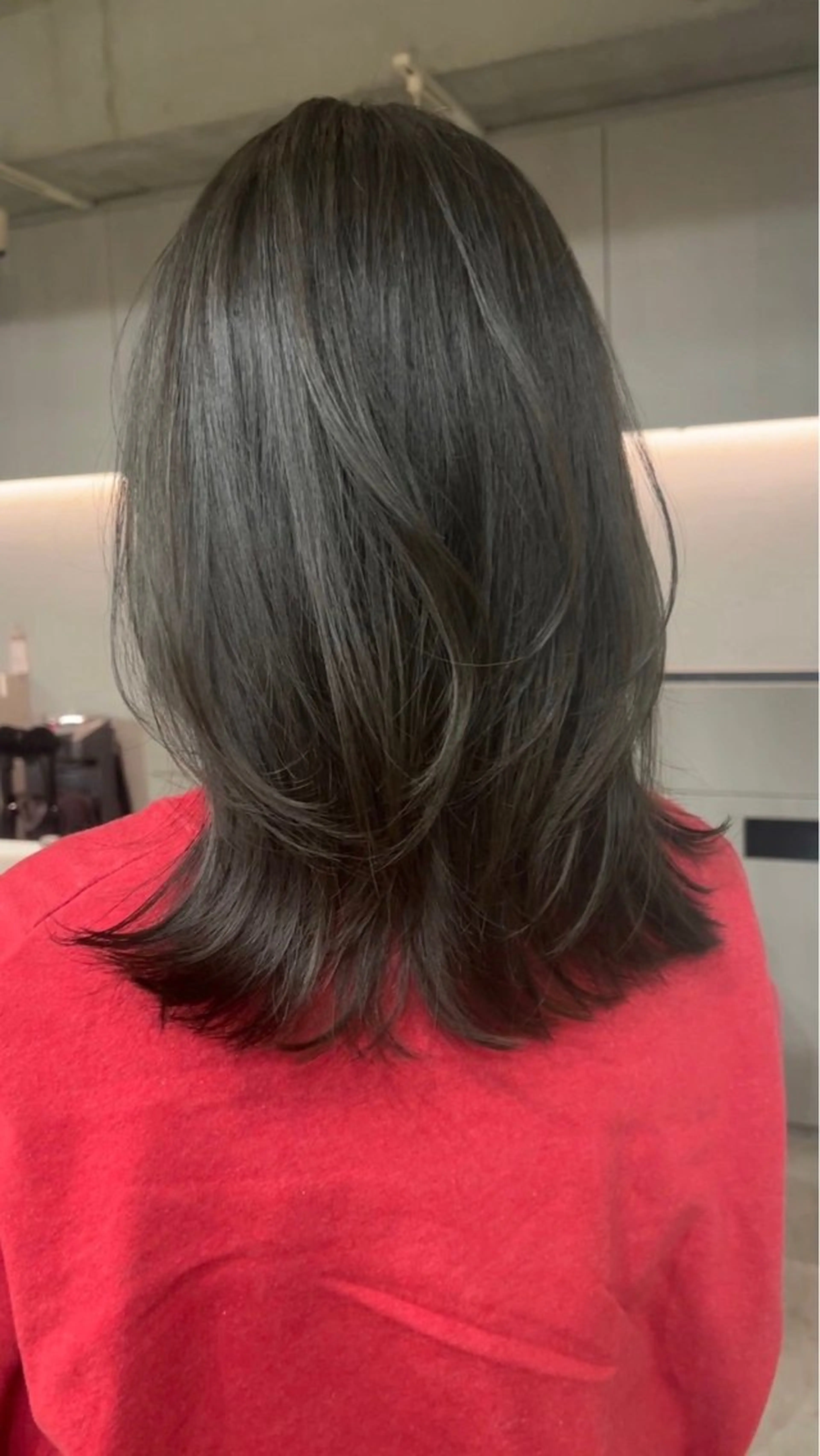 ミディアム カラー 曲がる縮毛矯正 センターパートのヘアスタイル