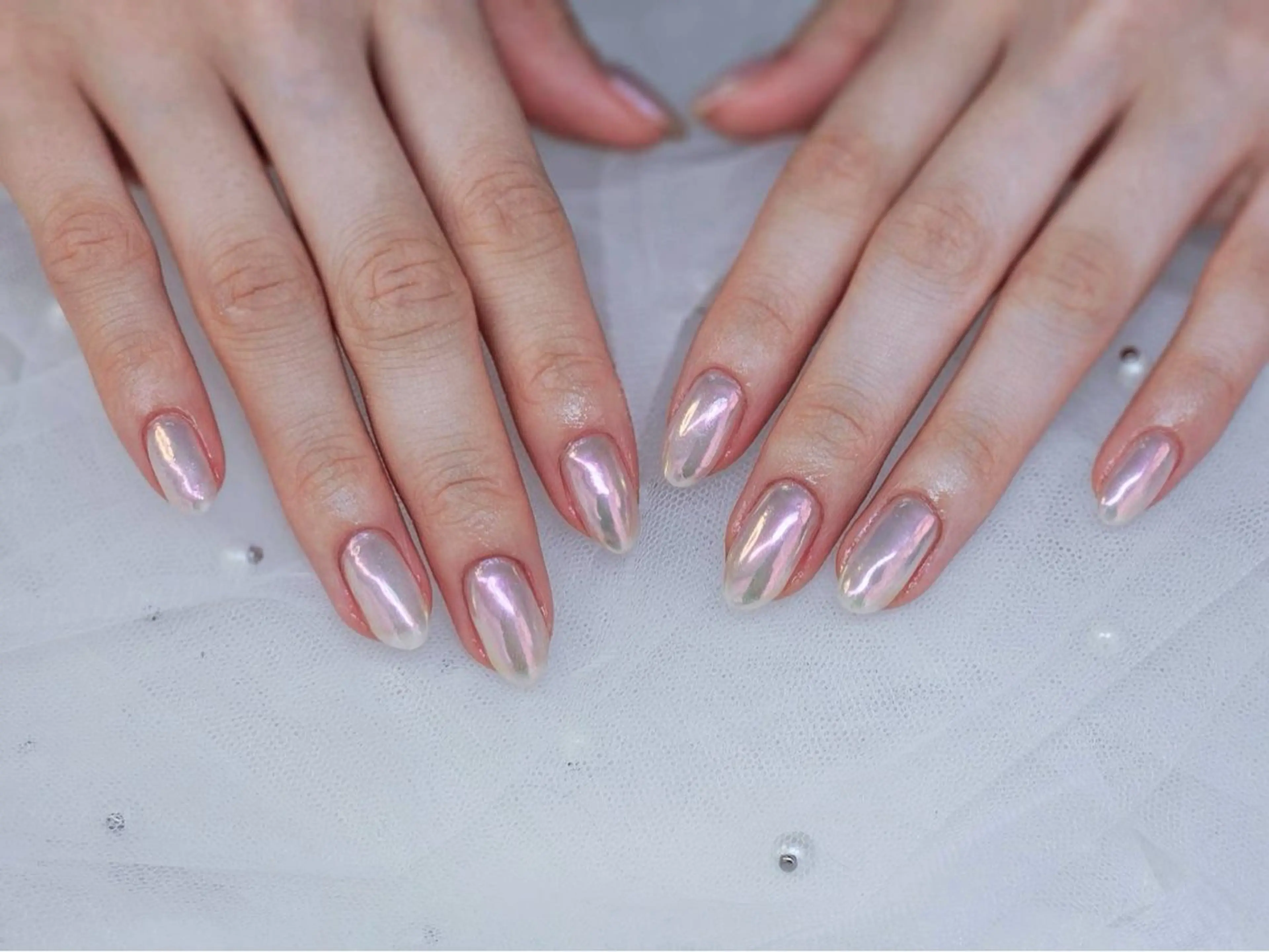 ネイル オーロラネイル ミラーネイル ワンカラーネイル ホワイト ハンドネイル ハンドケア Epokku ネイルサロンのネイルデザイン